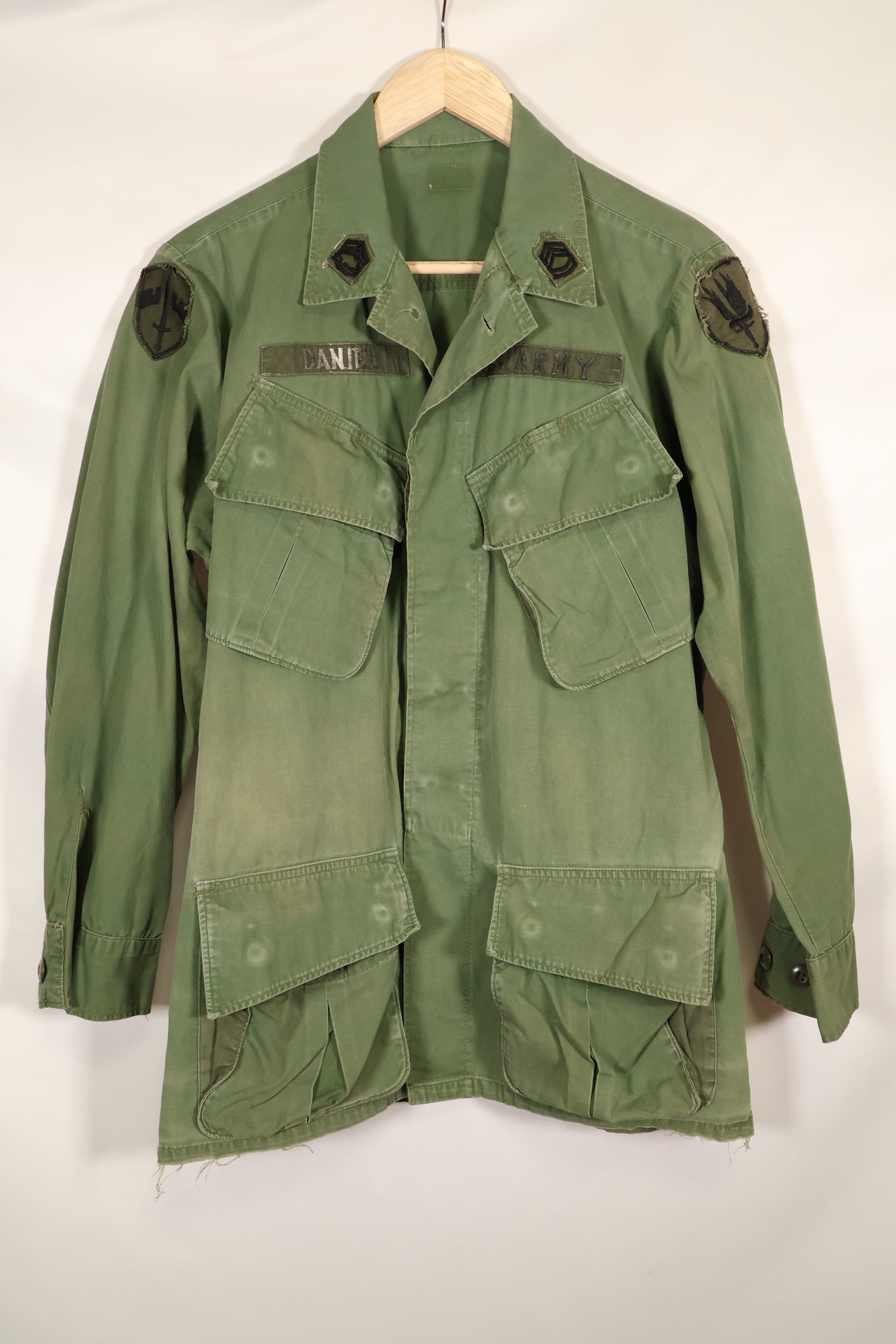 1967 年合同，推测为 S-R 第 3 款丛林疲劳夹克，第 73 侦察机连　首次贴上，已使用。