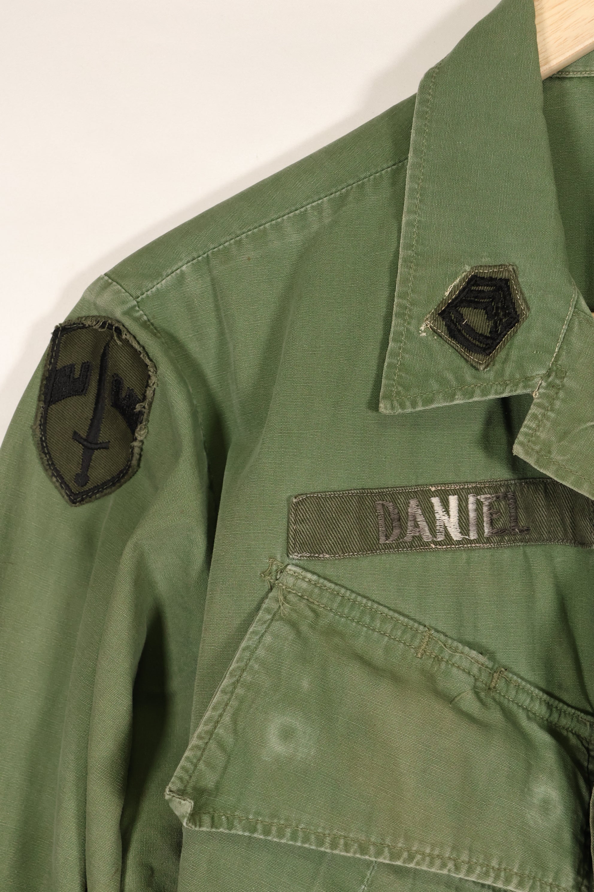 1967 年合同，推测为 S-R 第 3 款丛林疲劳夹克，第 73 侦察机连　首次贴上，已使用。