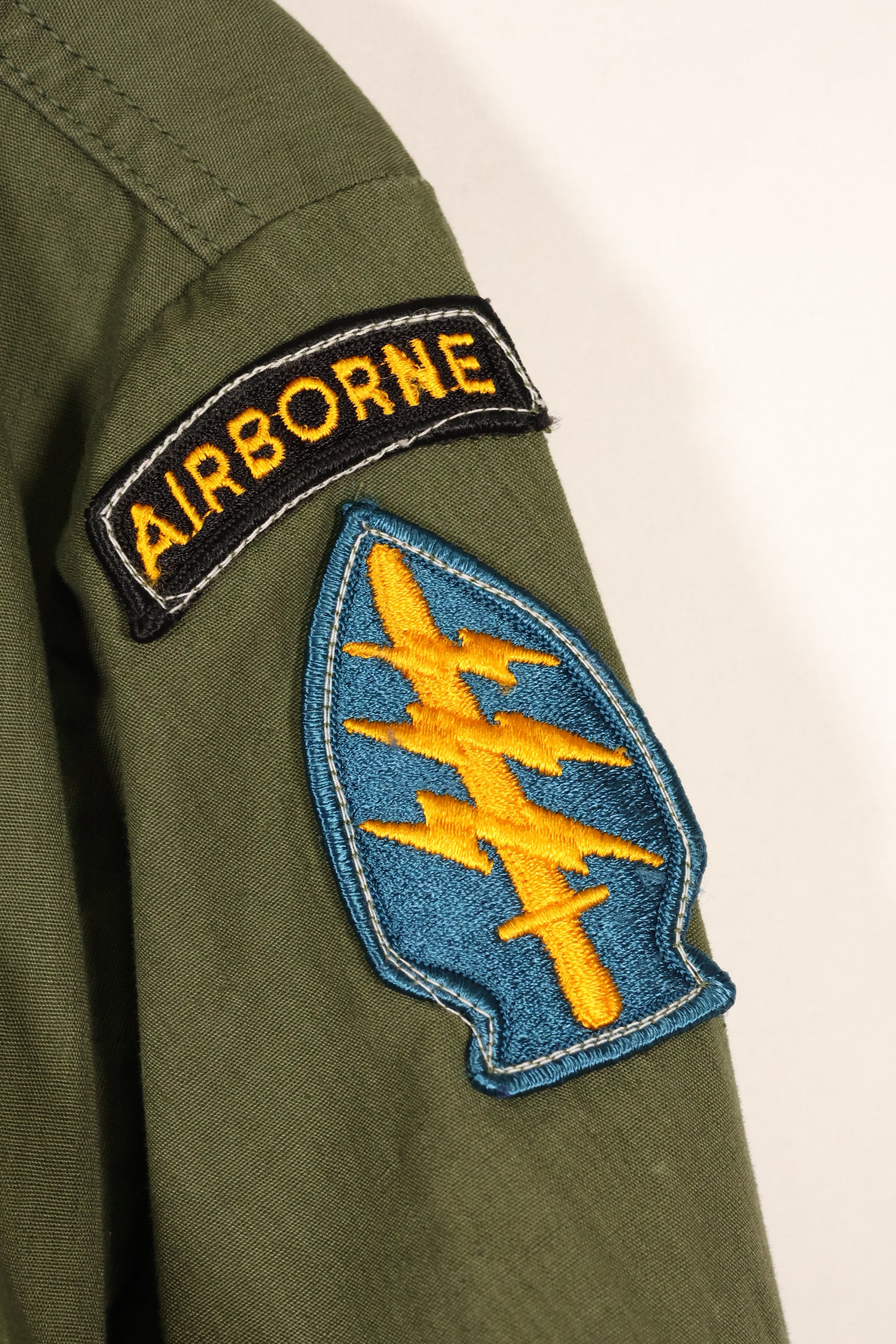 1967 年合同 M-R 第三款丛林疲劳夹克，带补丁，状况良好，使用过。