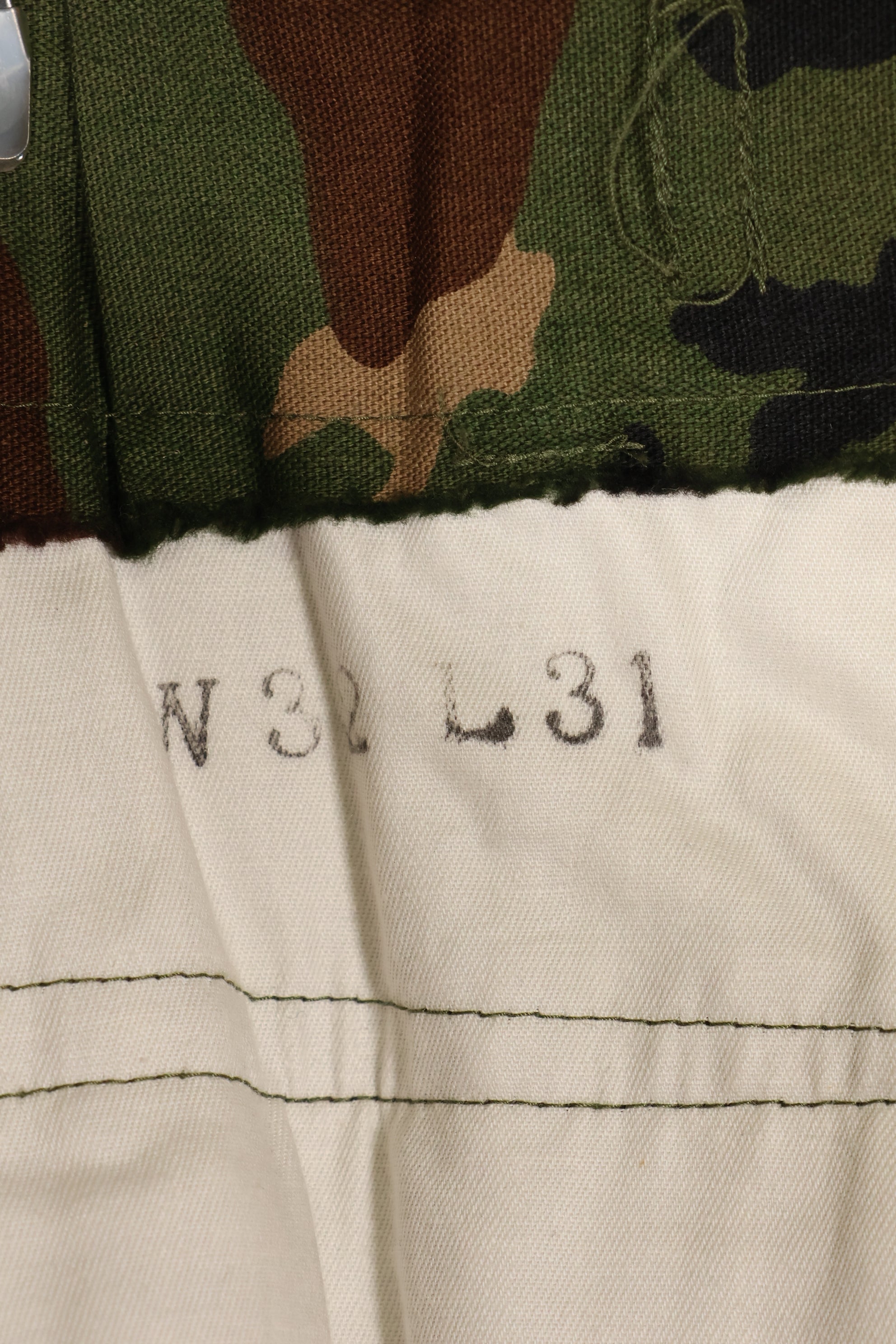 20 世纪 80 年代冲绳纪念品 ERDL 迷彩伍德兰德迷彩土制长裤，未使用。