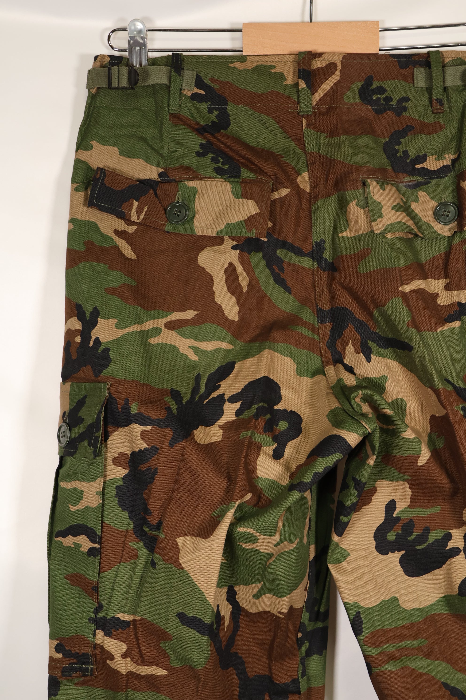 20 世纪 80 年代冲绳纪念品 ERDL 迷彩伍德兰德迷彩土制长裤，未使用。