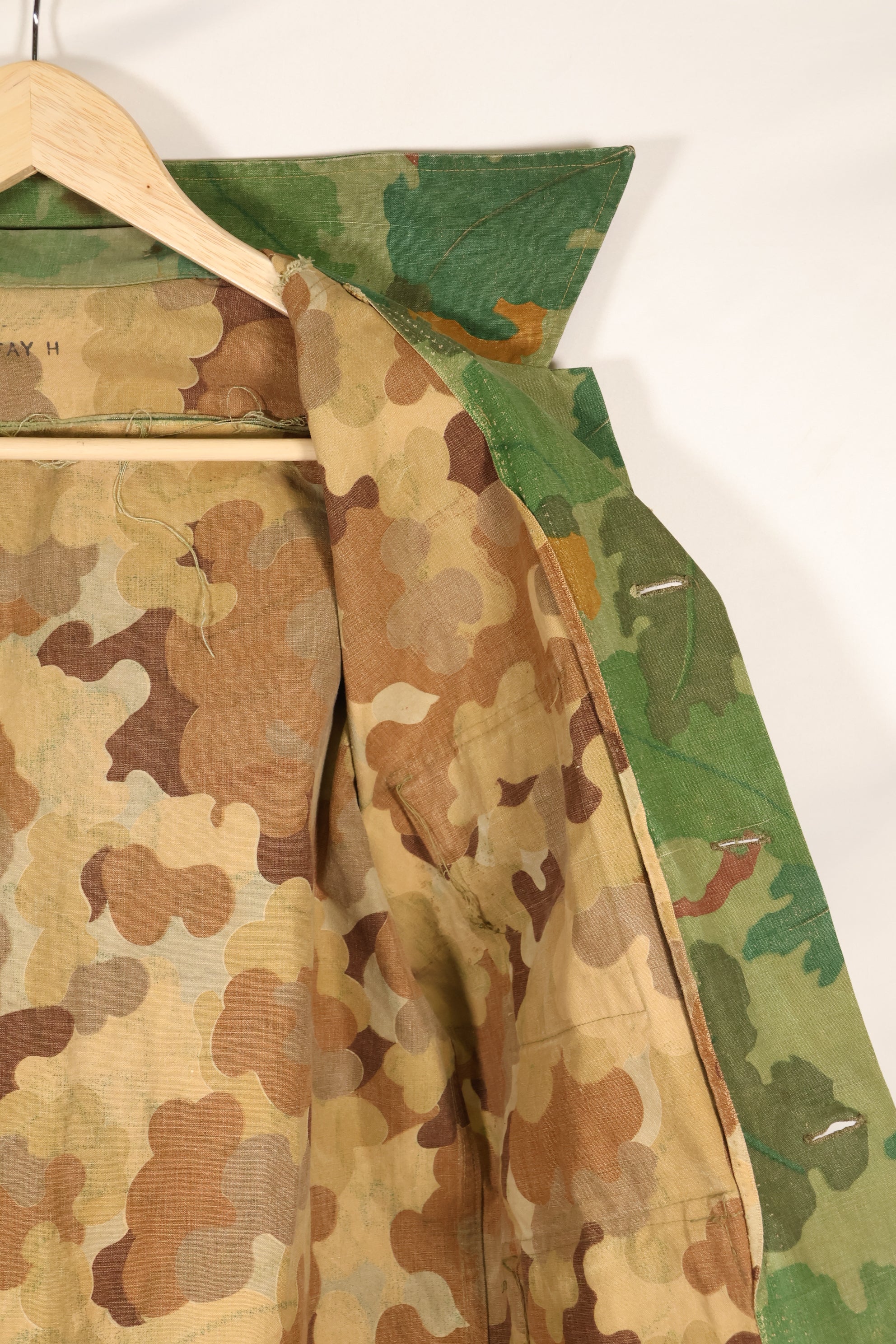 20 世纪 70 年代私人采购的美国海军陆战队米切尔迷彩服夹克，由 Shelterhalf 公司制造，已使用。