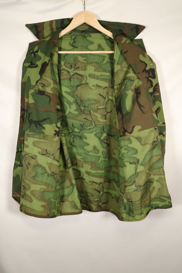 估计约为 1967 年死货美国陆军顾问 ERDL 迷彩无撕裂 M59 剪裁衬衫，未使用过