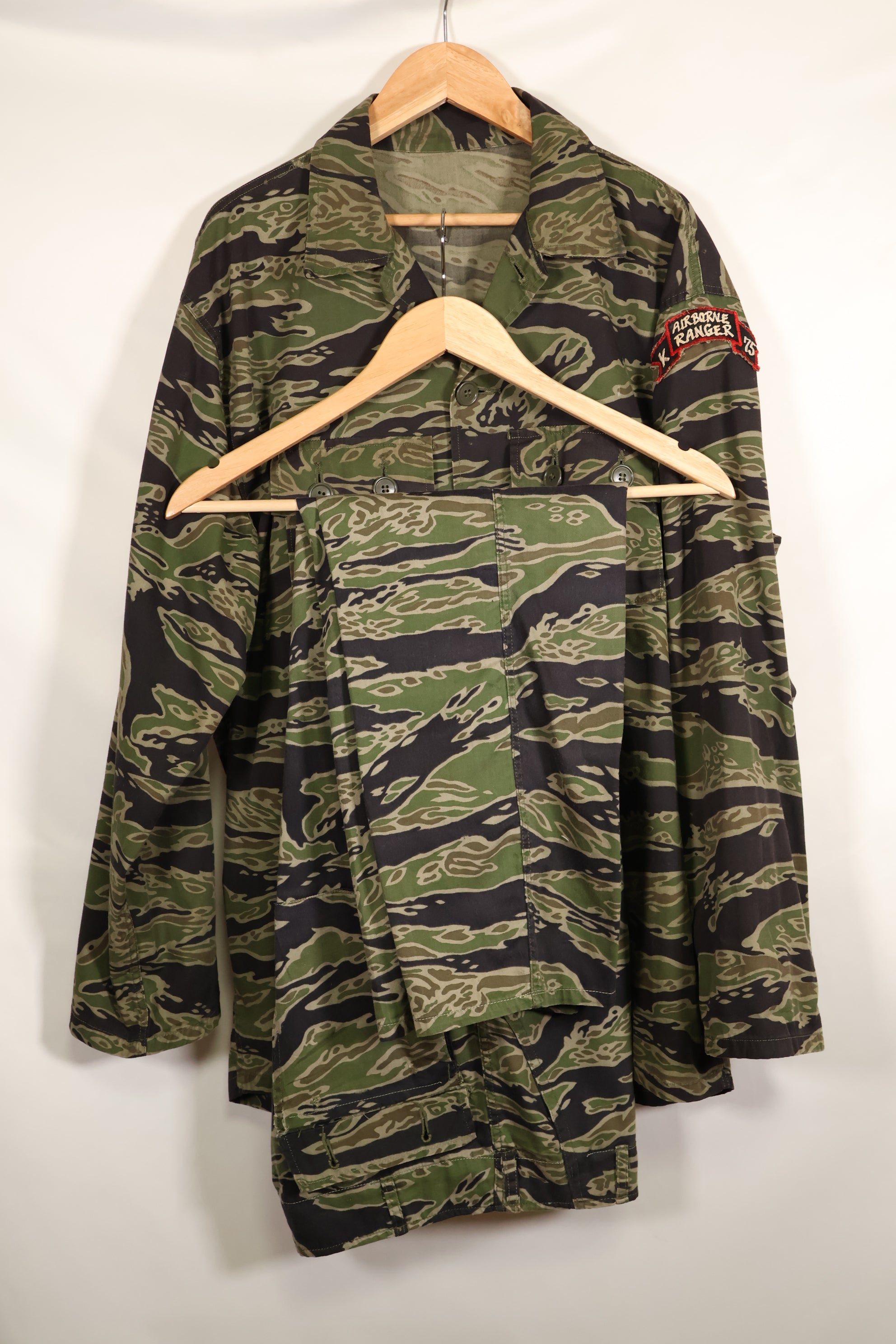 1969-70 前卢旺达爱国军士兵，第 75 游骑兵，晚期水虎纹套装，老兵发行。