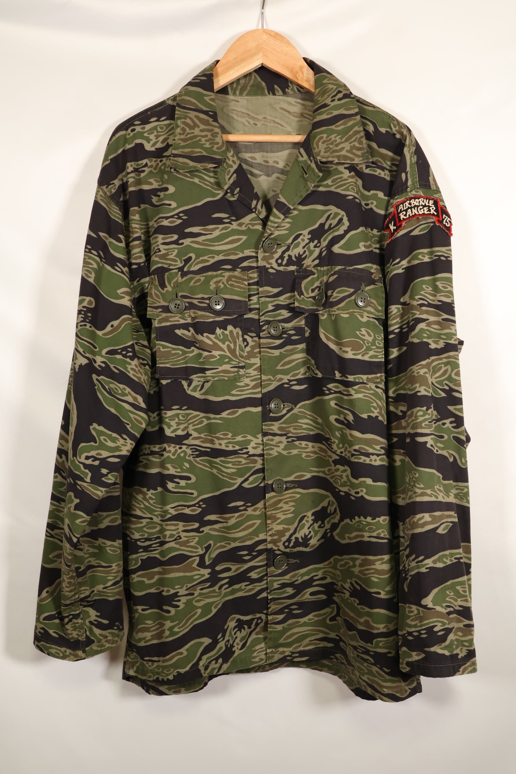 1969-70 前卢旺达爱国军士兵，第 75 游骑兵，晚期水虎纹套装，老兵发行。