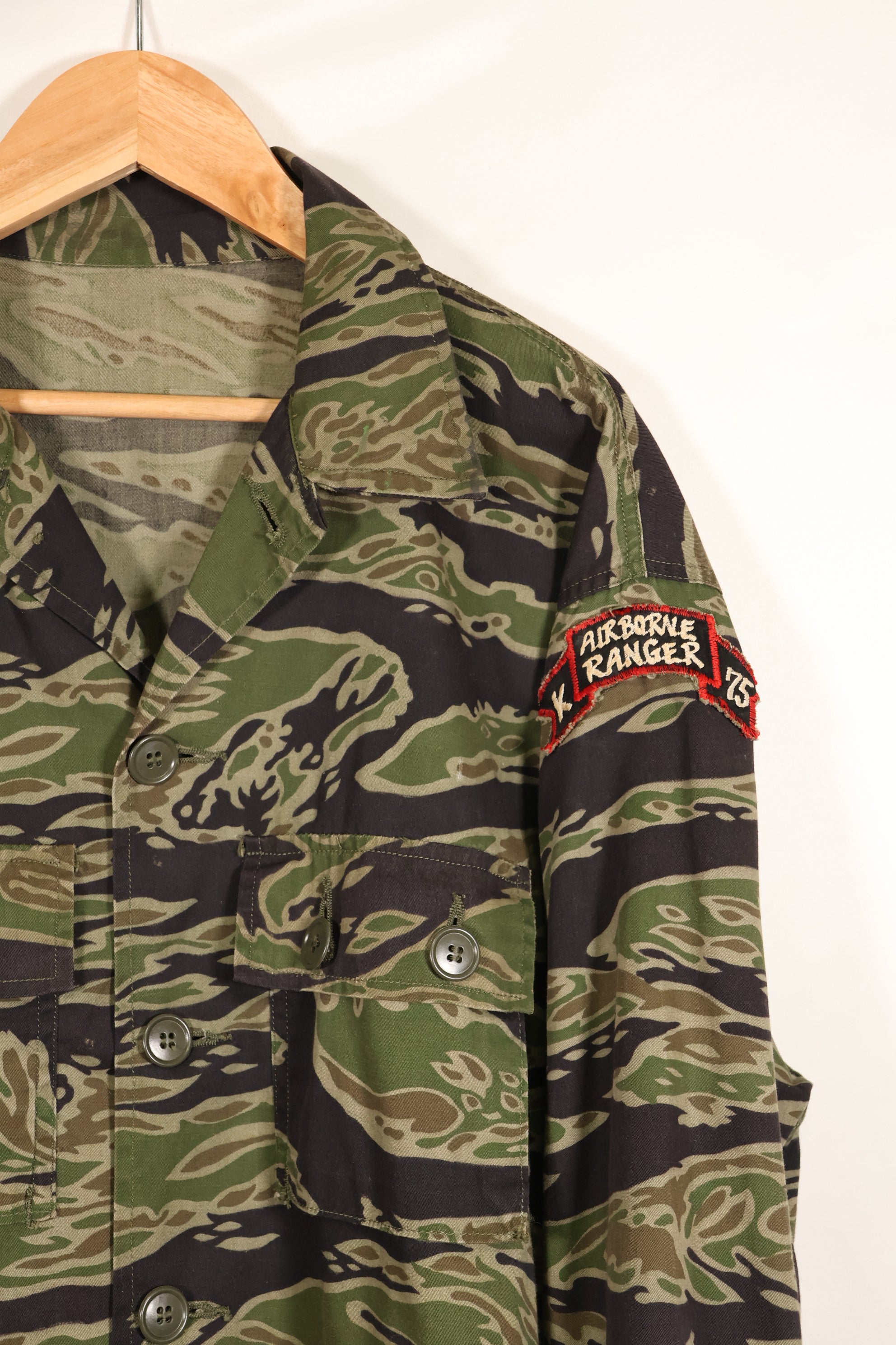 1969-70 前卢旺达爱国军士兵，第 75 游骑兵，晚期水虎纹套装，老兵发行。