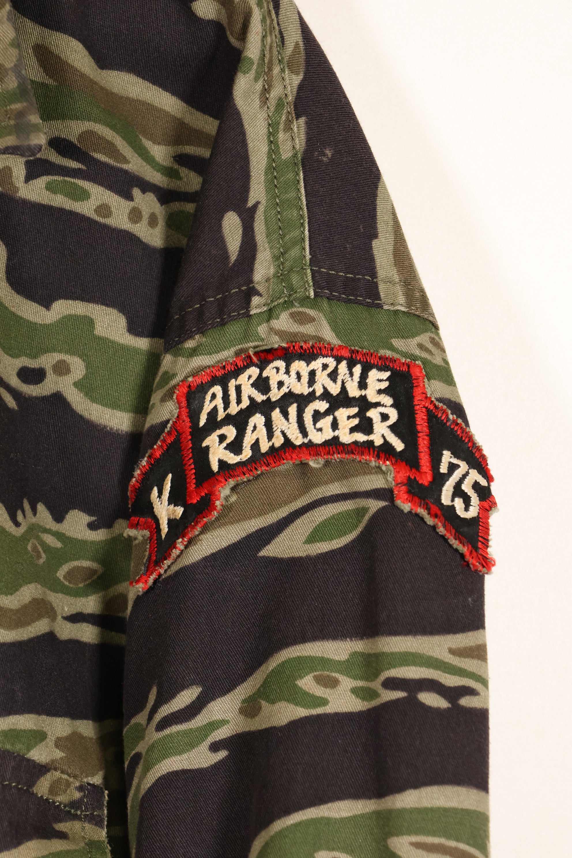 1969-70 前卢旺达爱国军士兵，第 75 游骑兵，晚期水虎纹套装，老兵发行。