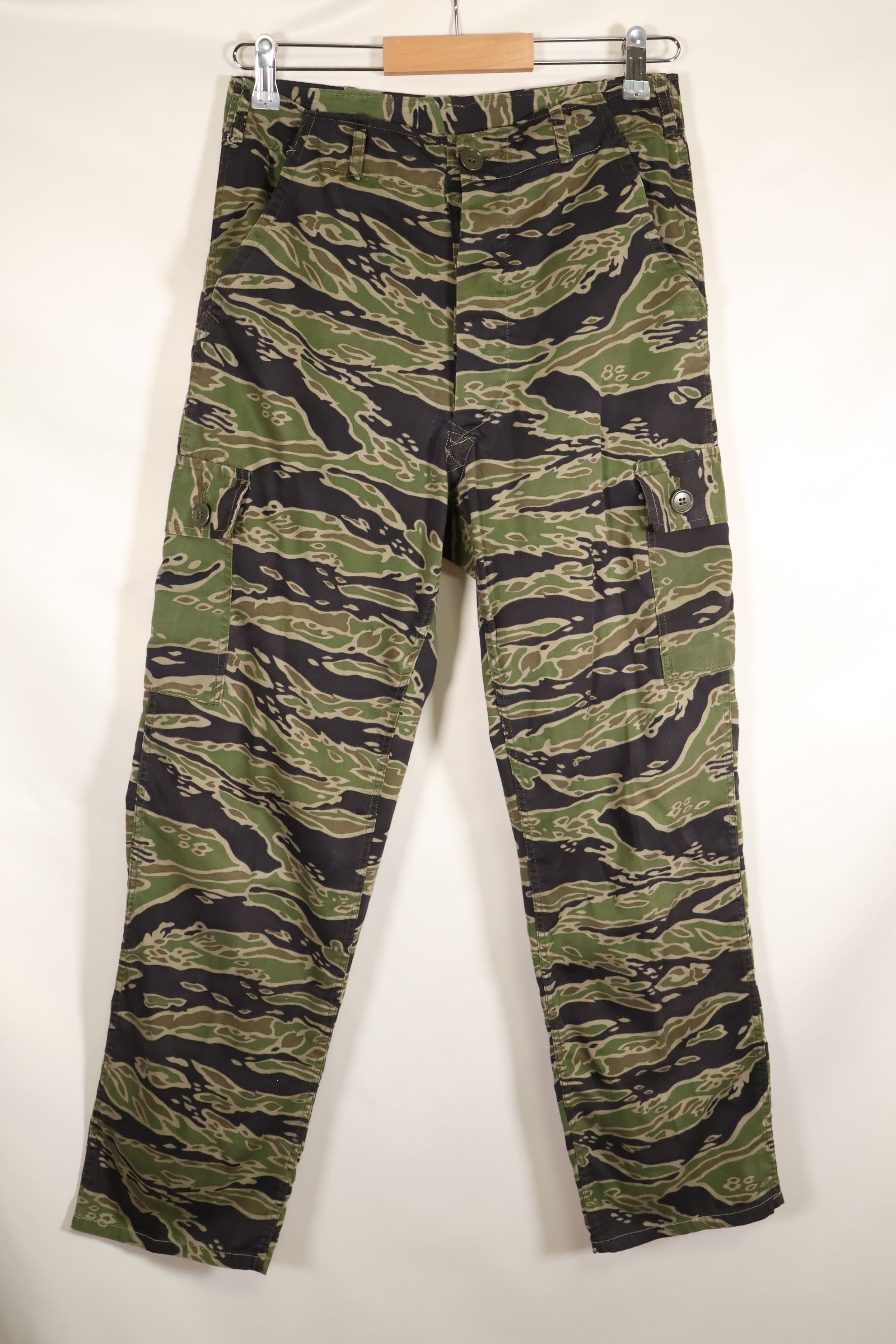 1969-70 前卢旺达爱国军士兵，第 75 游骑兵，晚期水虎纹套装，老兵发行。