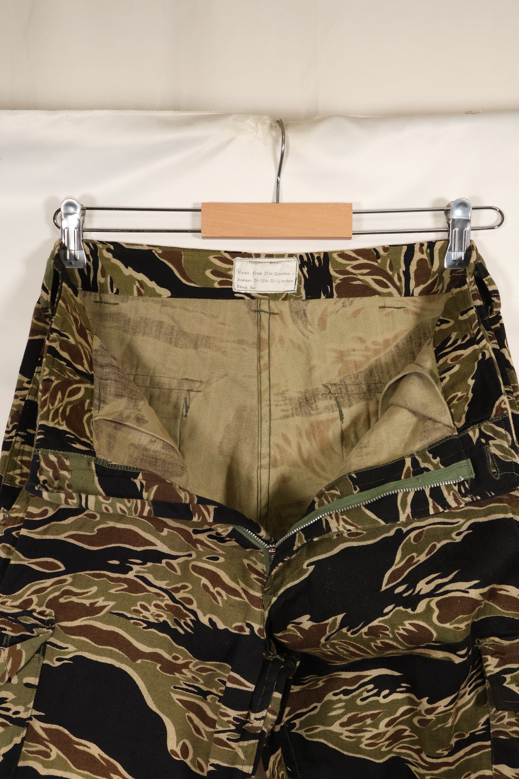 Mid-1960s early gold tiger stripe pants, size S-R, US cut, good condition.