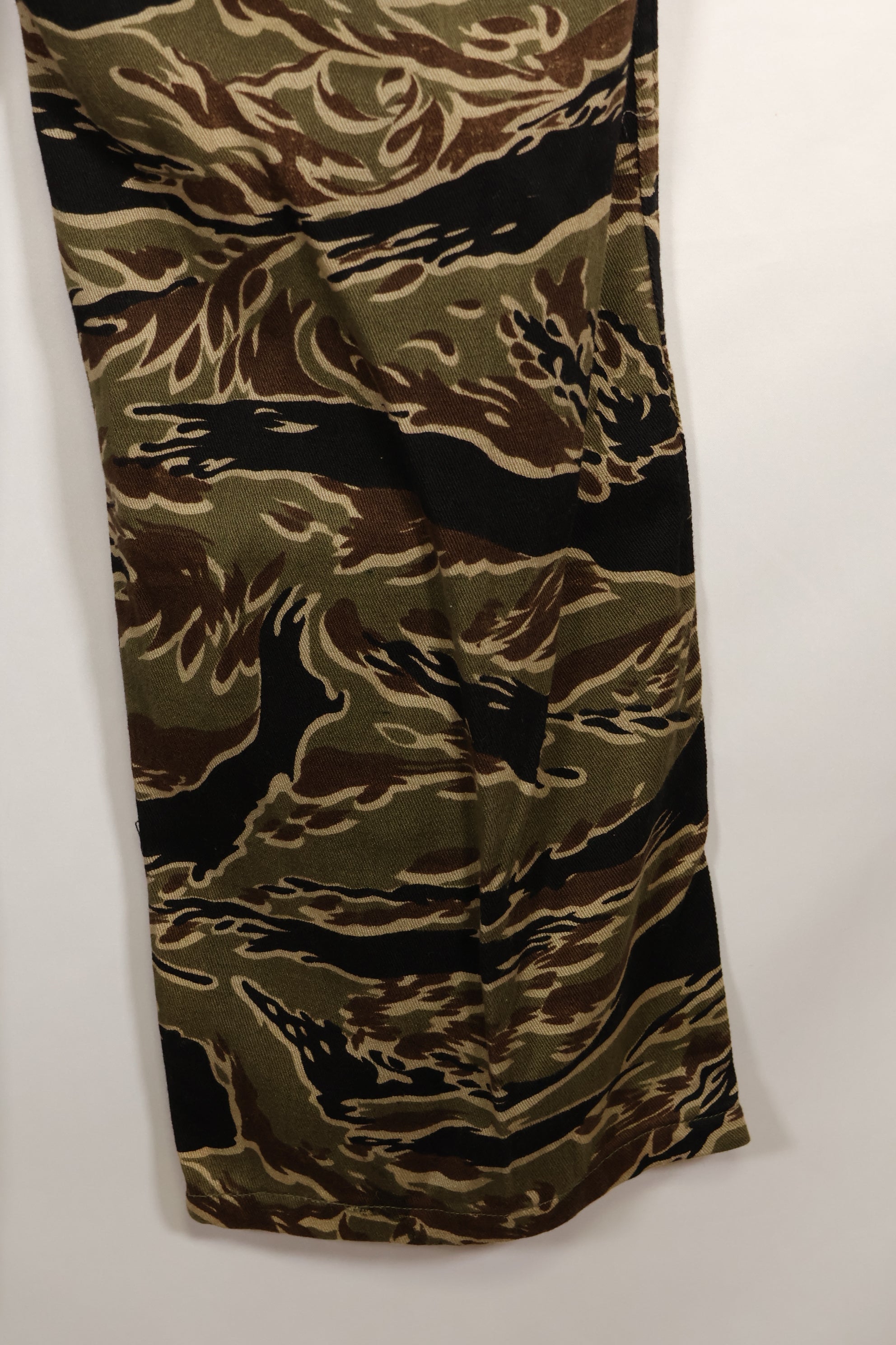 Mid-1960s early gold tiger stripe pants, size S-R, US cut, good condition.