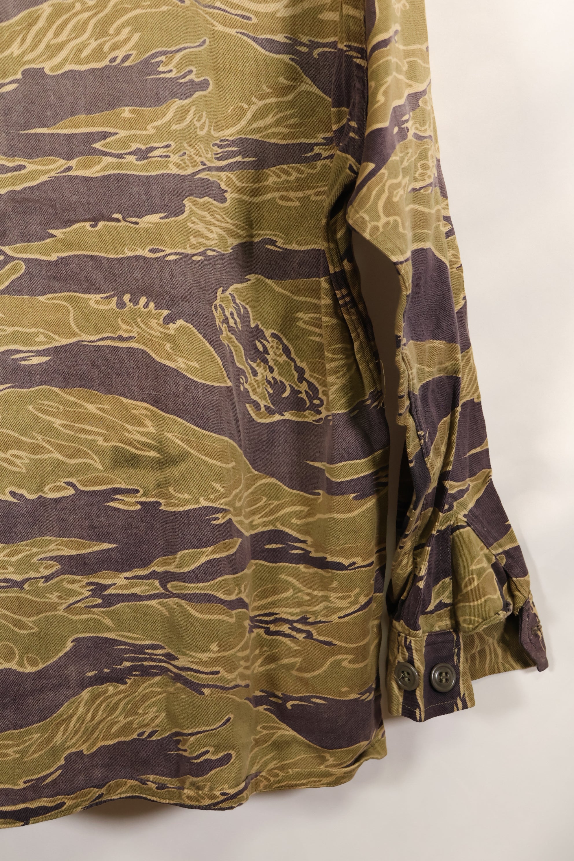 Late 1960s Gold Tiger Stripe Shirt US Cut US-M Faded Used