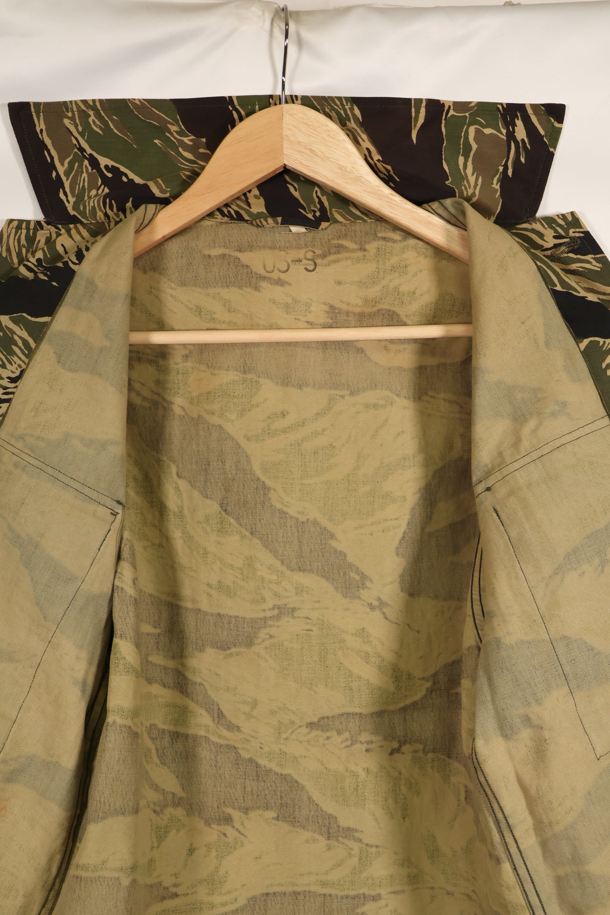 Actual deadstock Okinawa Tiger Tiger Stripe US Cut Shirt US-S Japanese mainland sewing, stained.