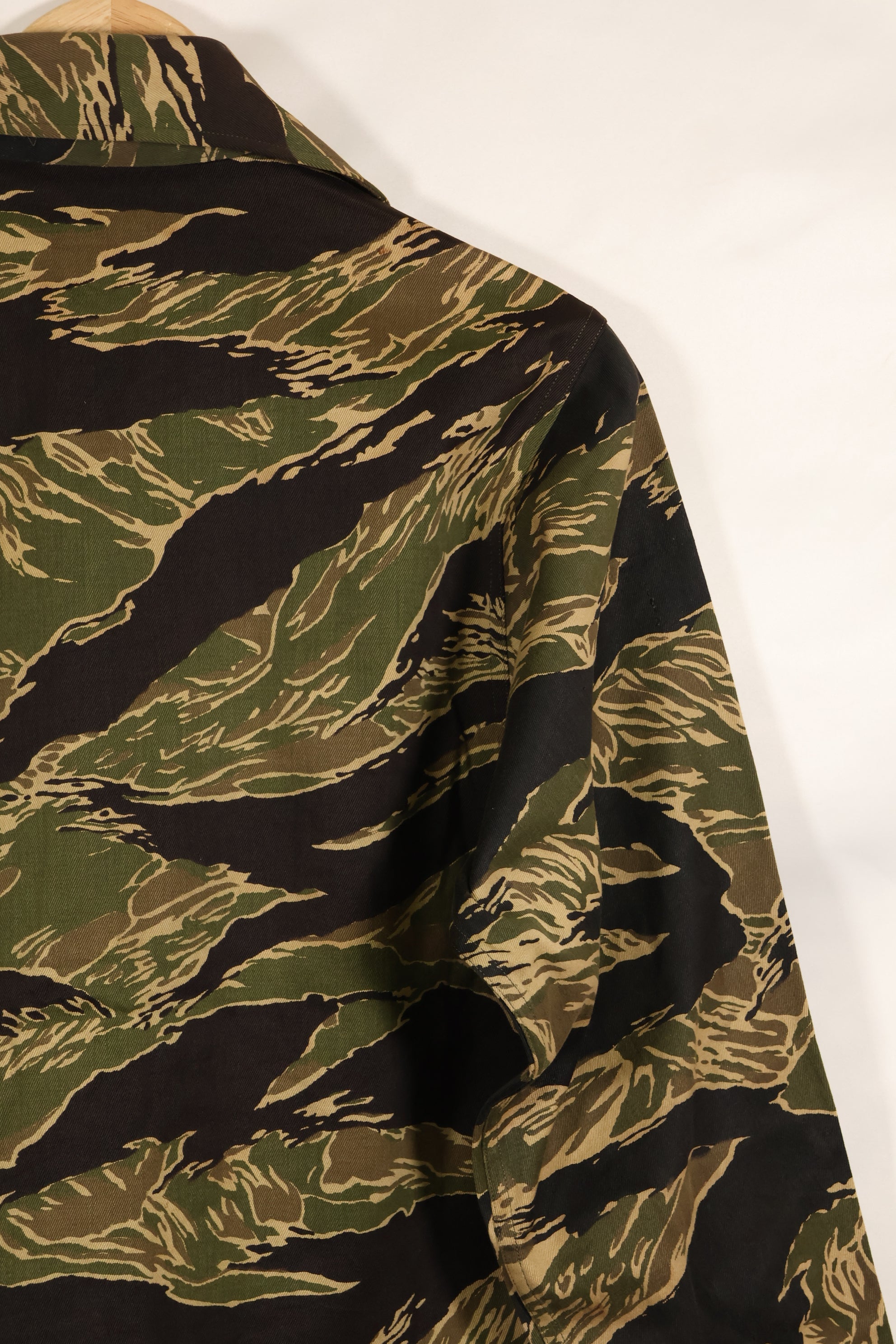 Actual deadstock Okinawa Tiger Tiger Stripe US Cut Shirt US-S Japanese mainland sewing, stained.