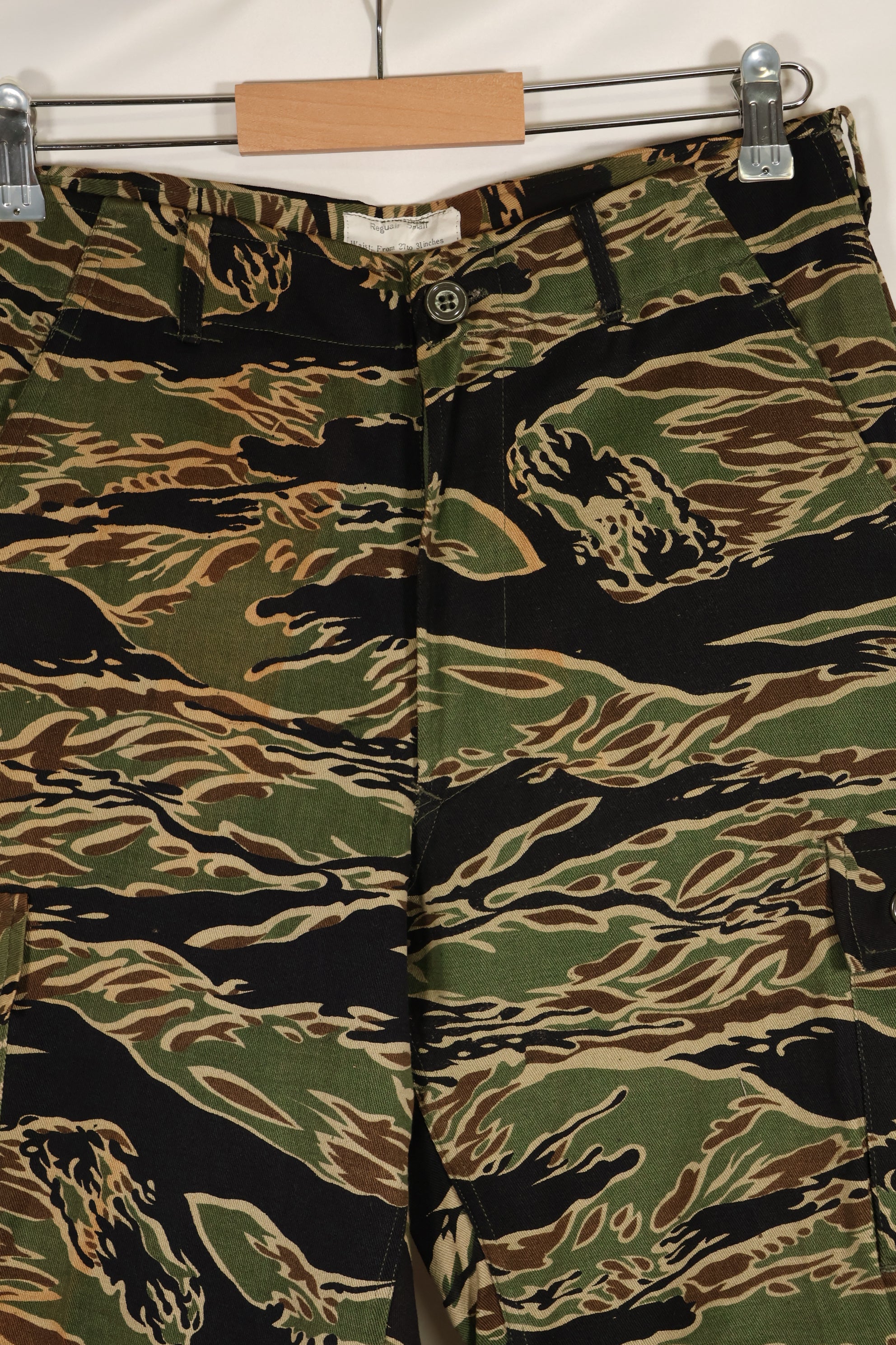 20 世纪 60 年代中期的早期金色虎纹长裤，S-R 码，美国剪裁。