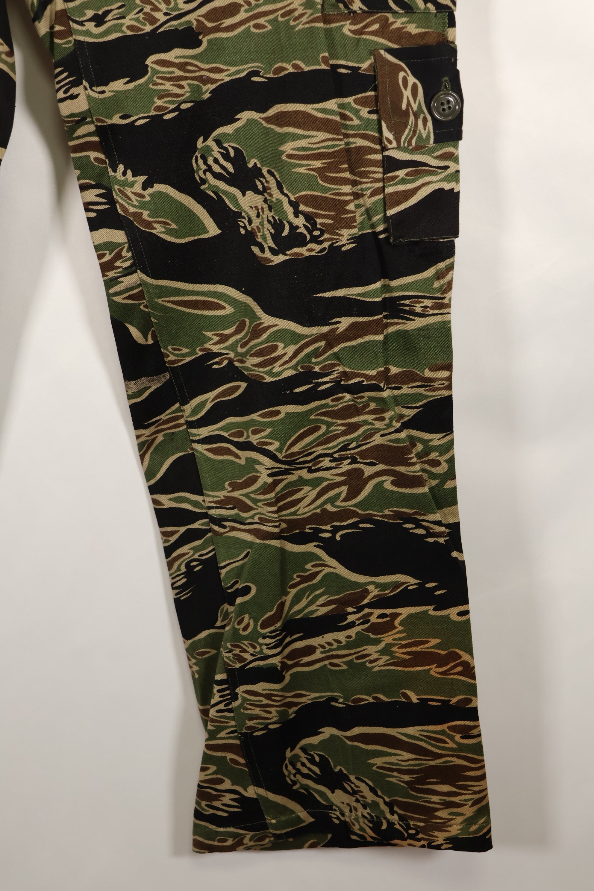 20 世纪 60 年代中期的早期金色虎纹长裤，S-R 码，美国剪裁。