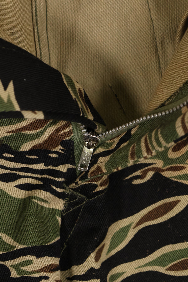 20 世纪 60 年代中期的早期金色虎纹长裤，S-R 码，美国剪裁。