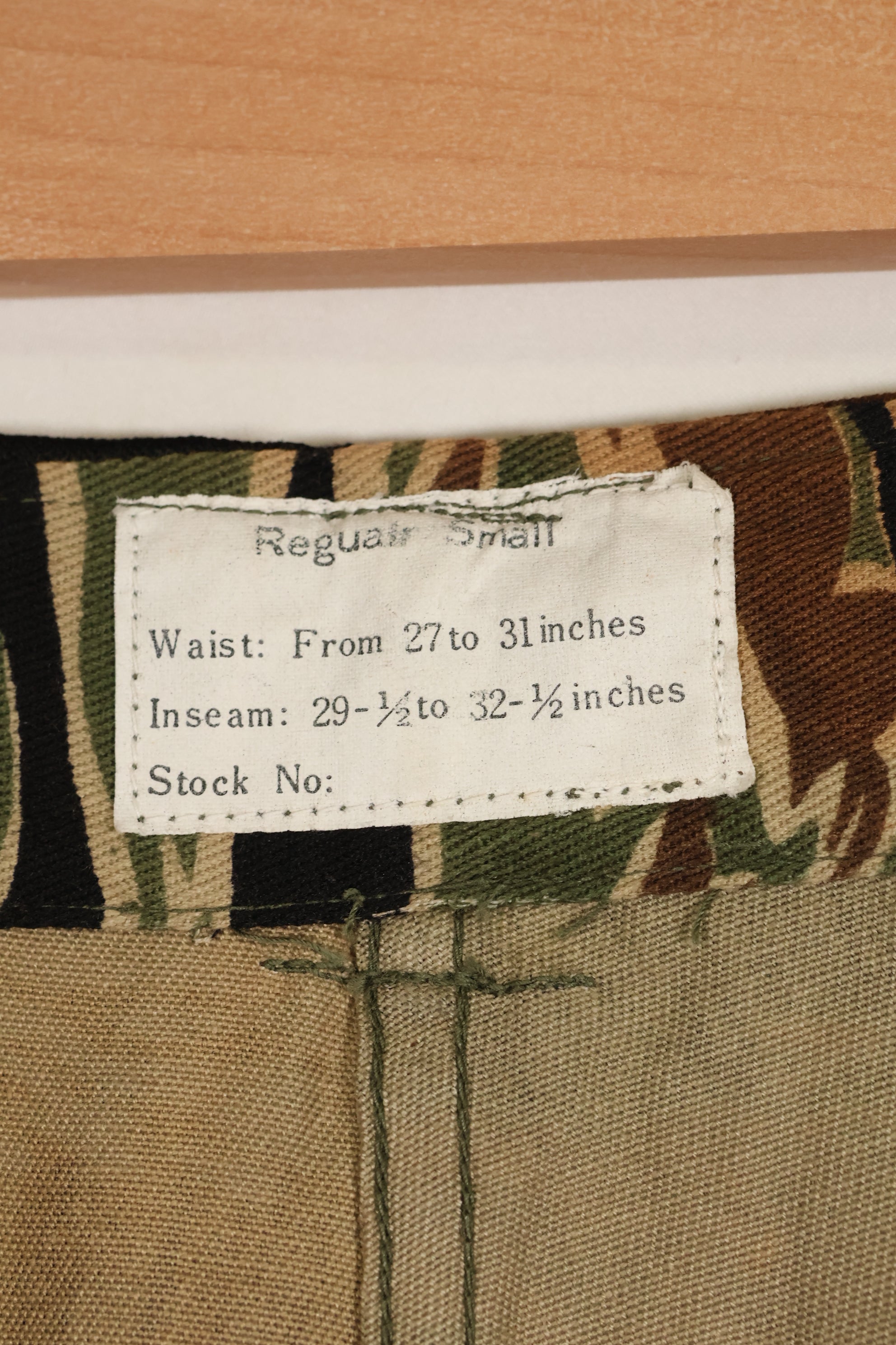 20 世纪 60 年代中期的早期金色虎纹长裤，S-R 码，美国剪裁。