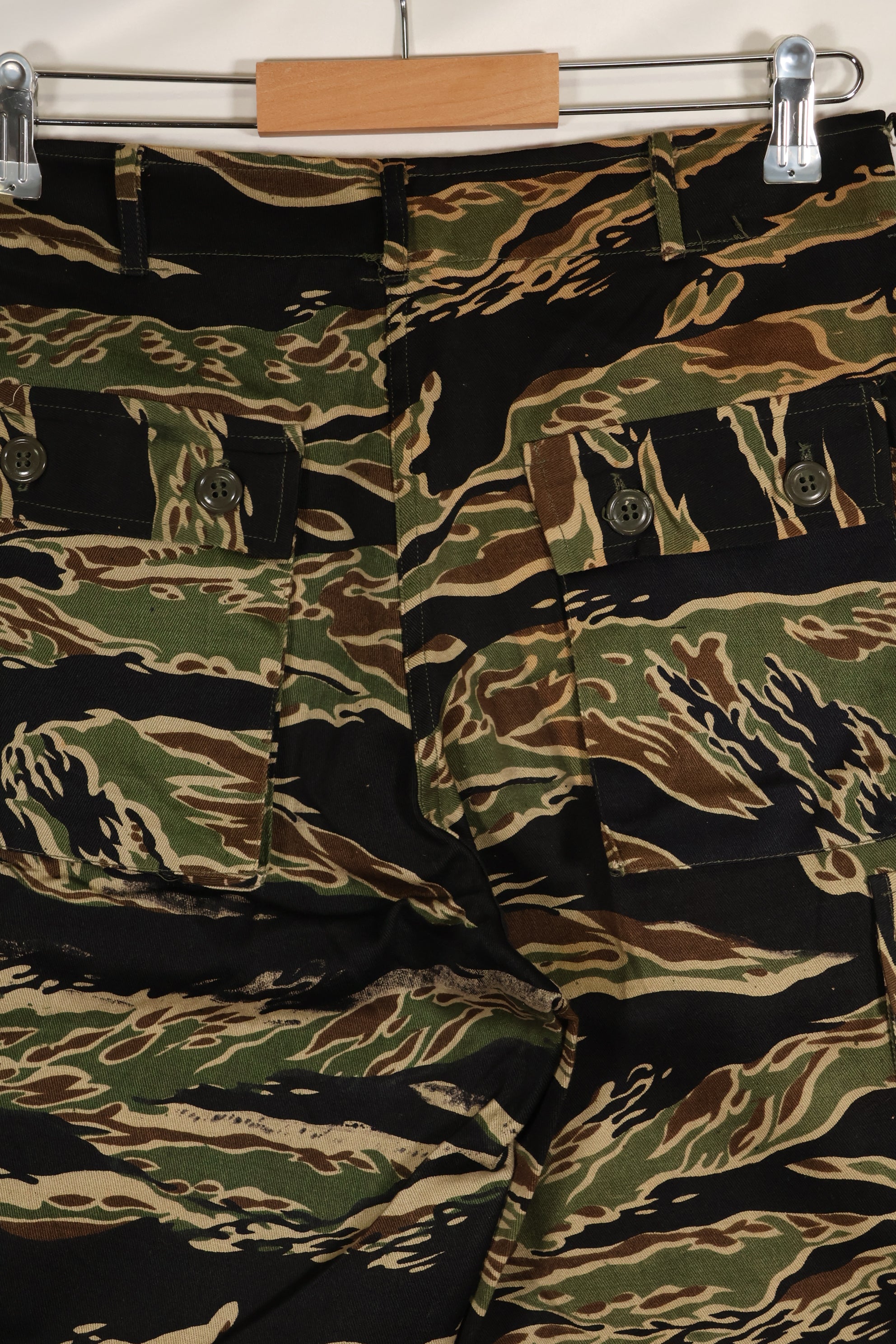 20 世纪 60 年代中期的早期金色虎纹长裤，S-R 码，美国剪裁。