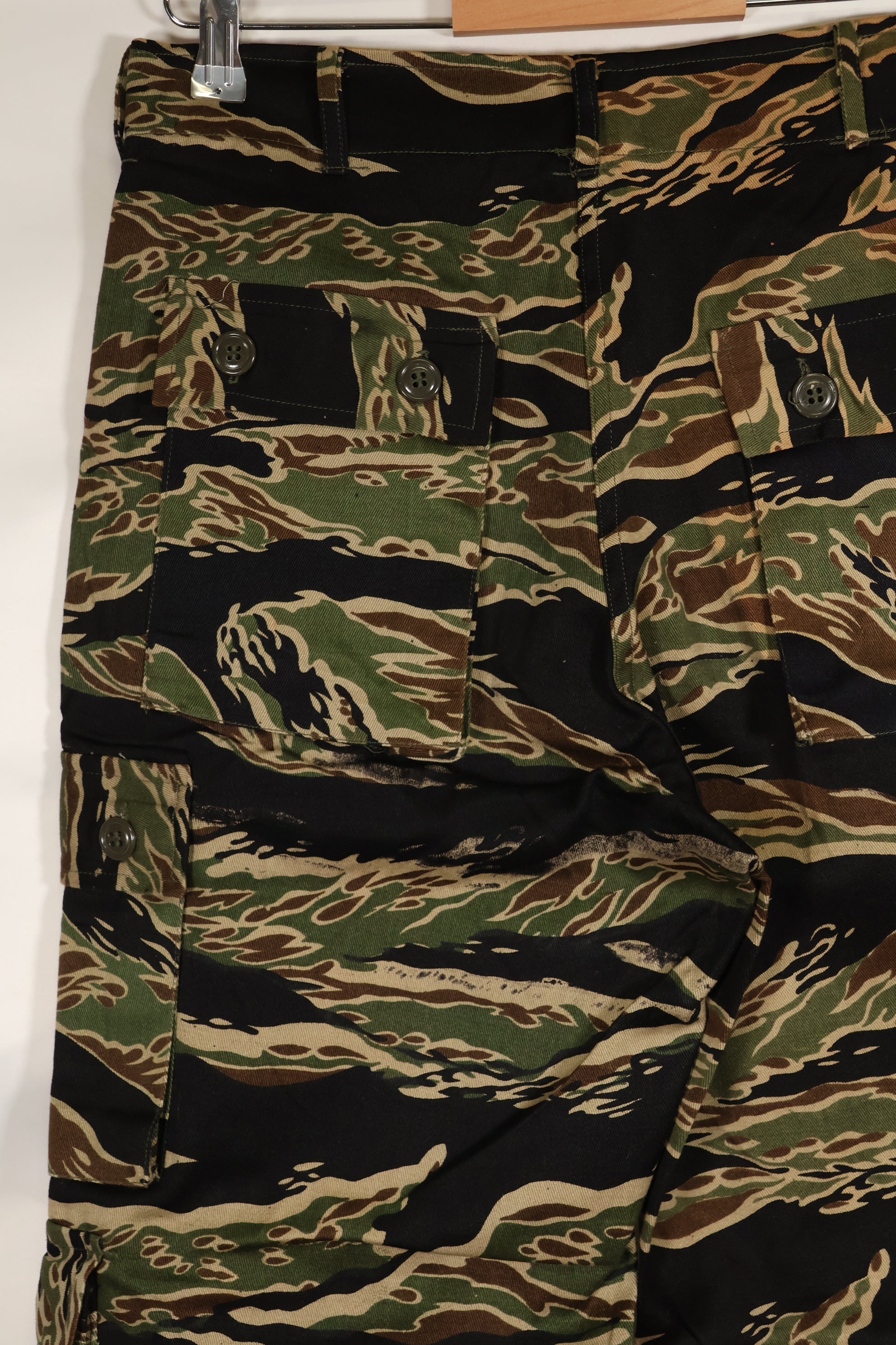 20 世纪 60 年代中期的早期金色虎纹长裤，S-R 码，美国剪裁。