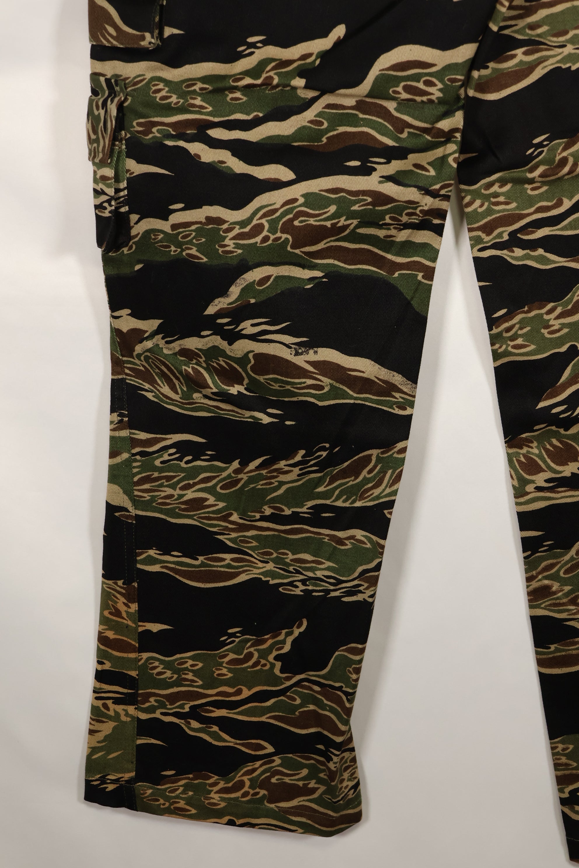 20 世纪 60 年代中期的早期金色虎纹长裤，S-R 码，美国剪裁。