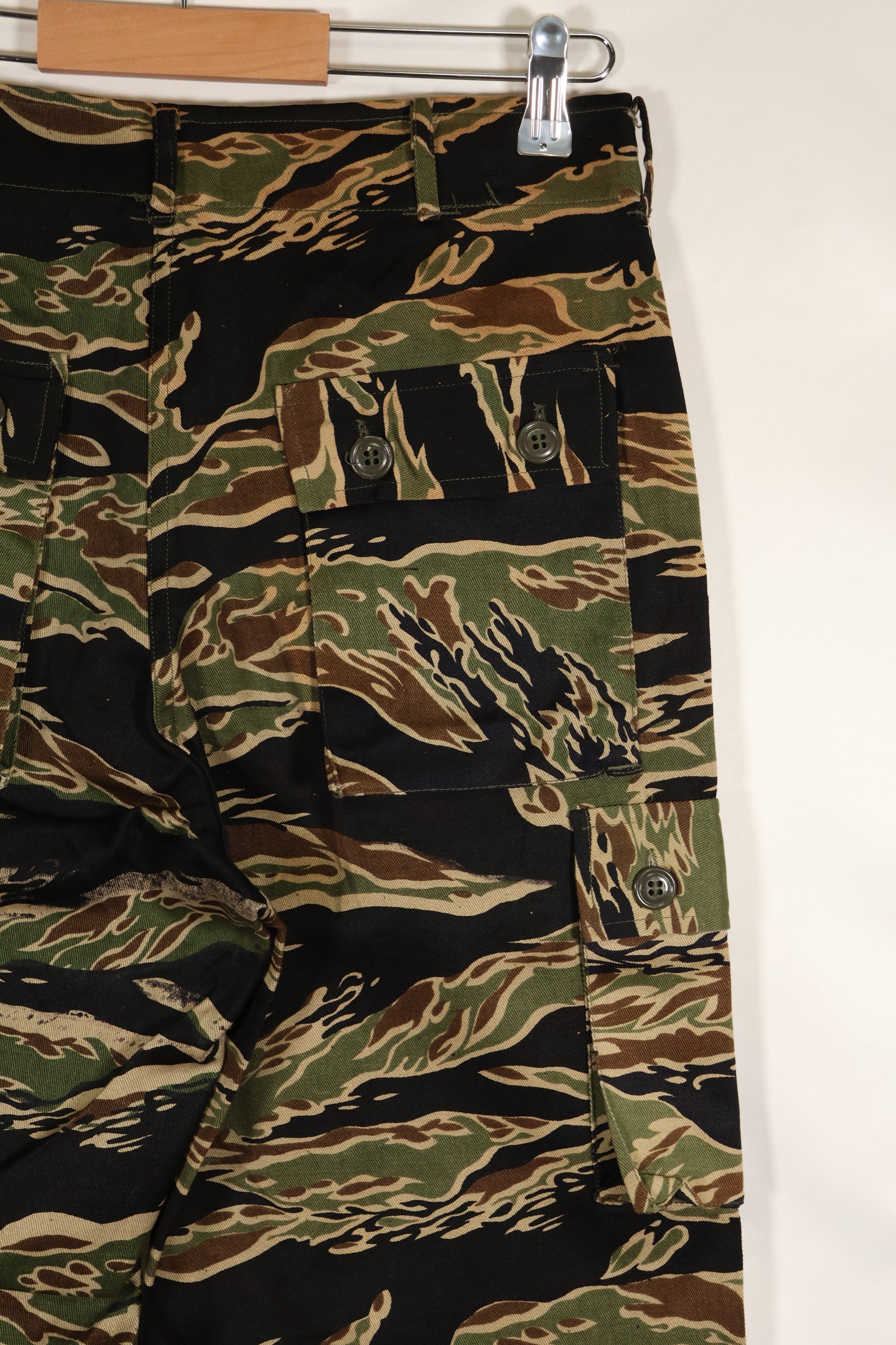 20 世纪 60 年代中期的早期金色虎纹长裤，S-R 码，美国剪裁。