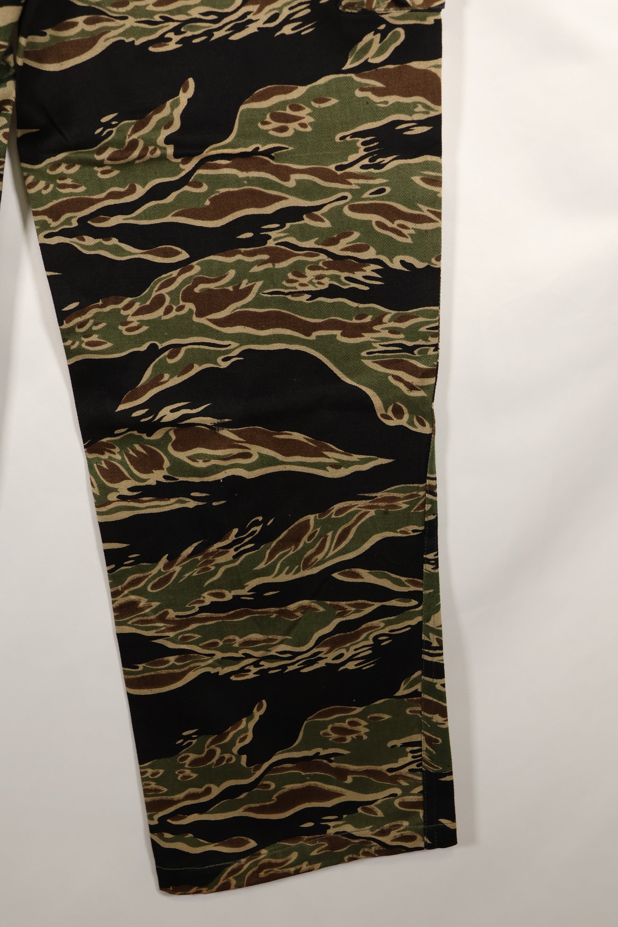 20 世纪 60 年代中期的早期金色虎纹长裤，S-R 码，美国剪裁。