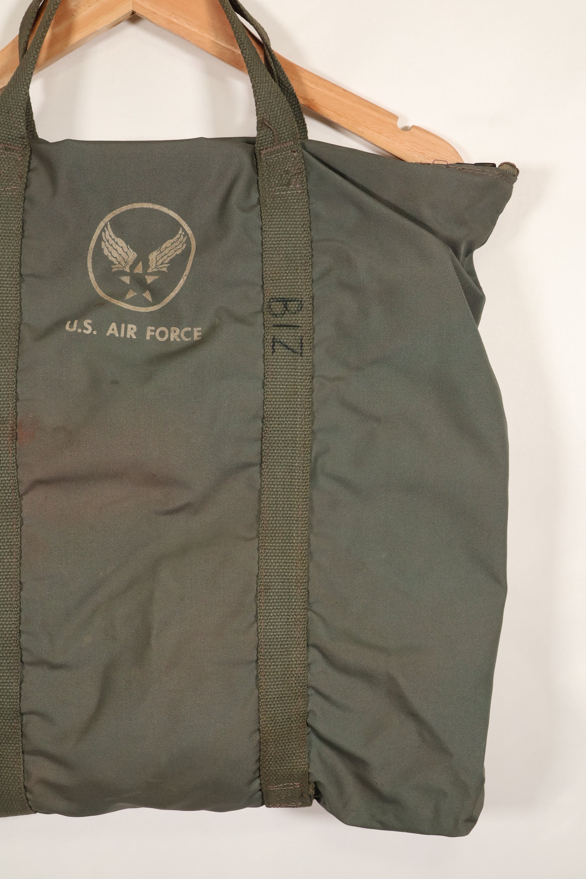 20世纪50年代美国空军早期型号头盔包，拉链完好，品相极佳，二手