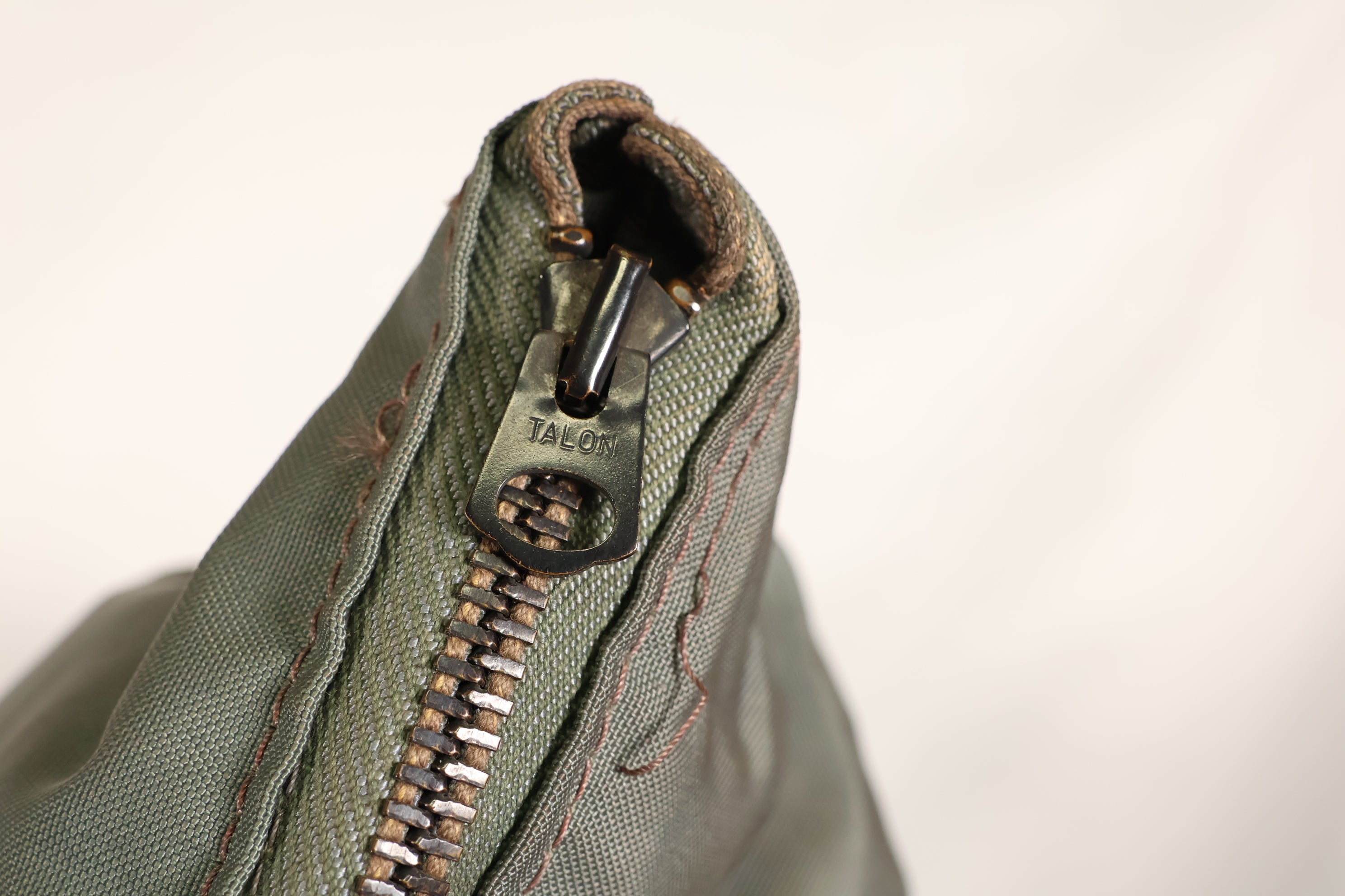 20世纪50年代美国空军早期型号头盔包，拉链完好，品相极佳，二手