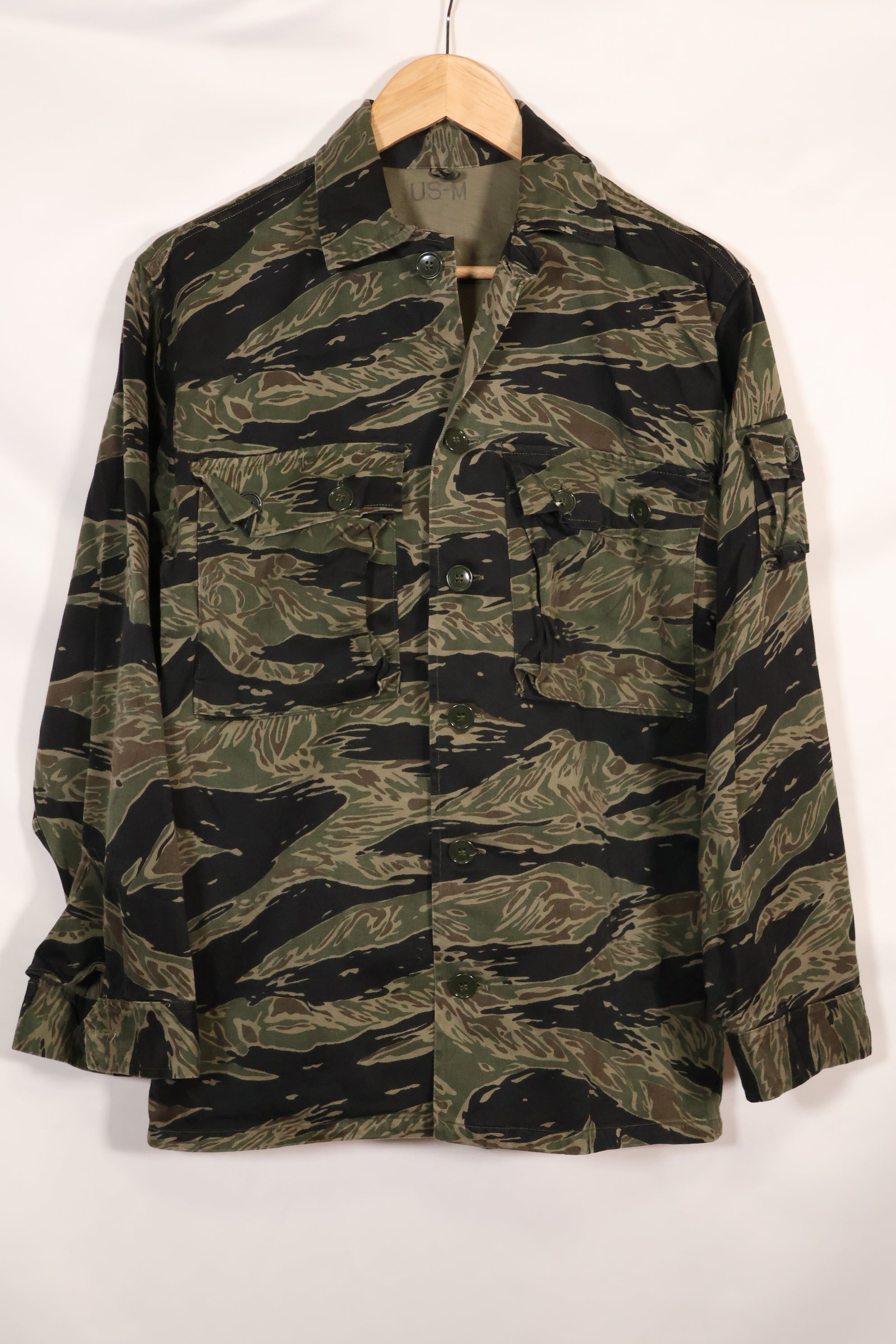 1960s US-M Silver Tiger Tiger Stripe shirt, little worn, good condition, used.