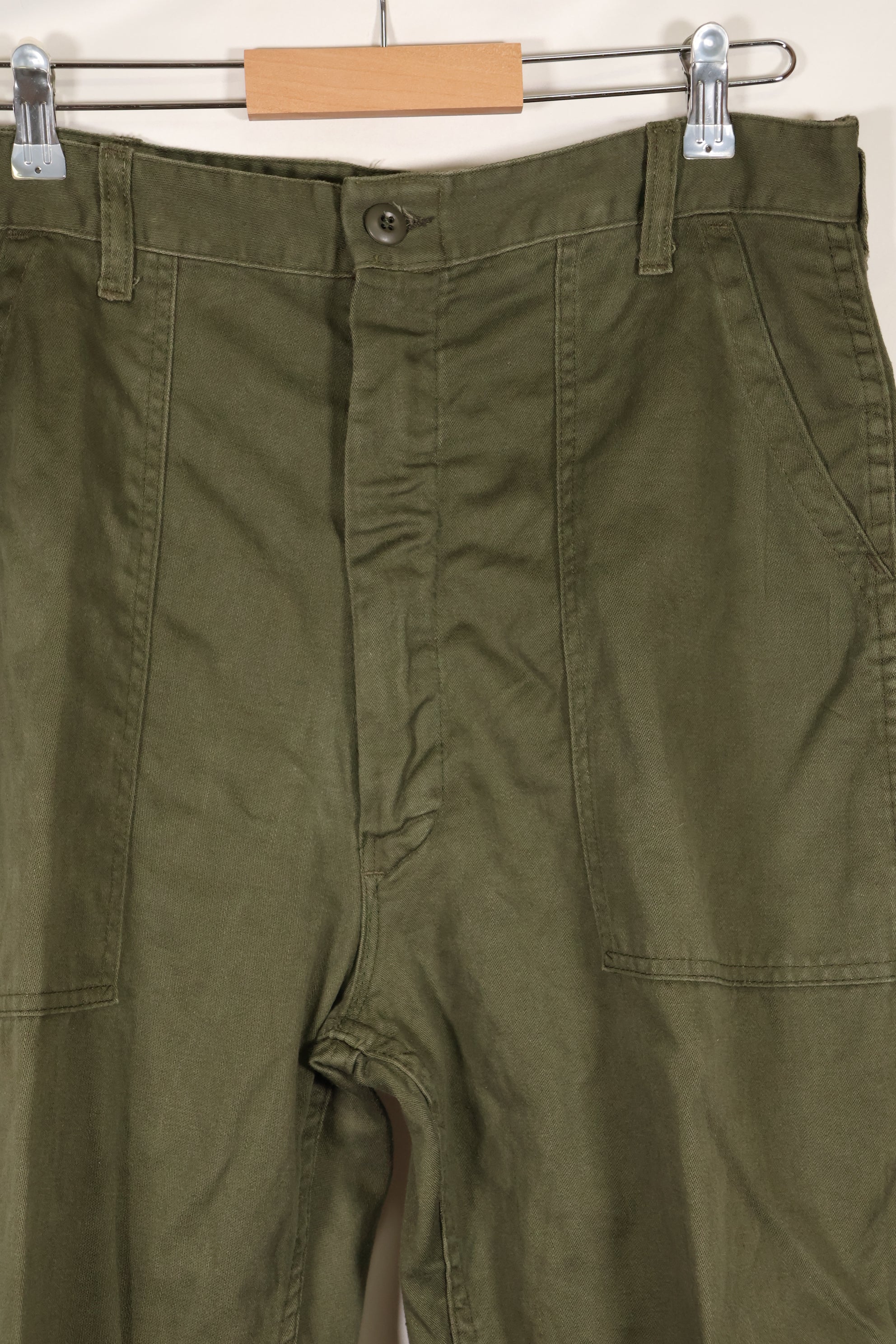 20 世纪 60-70 年代末的一批物品，推测为 PX 物品 36 x 32 OG-107 实用长裤 贝克裤，使用过。