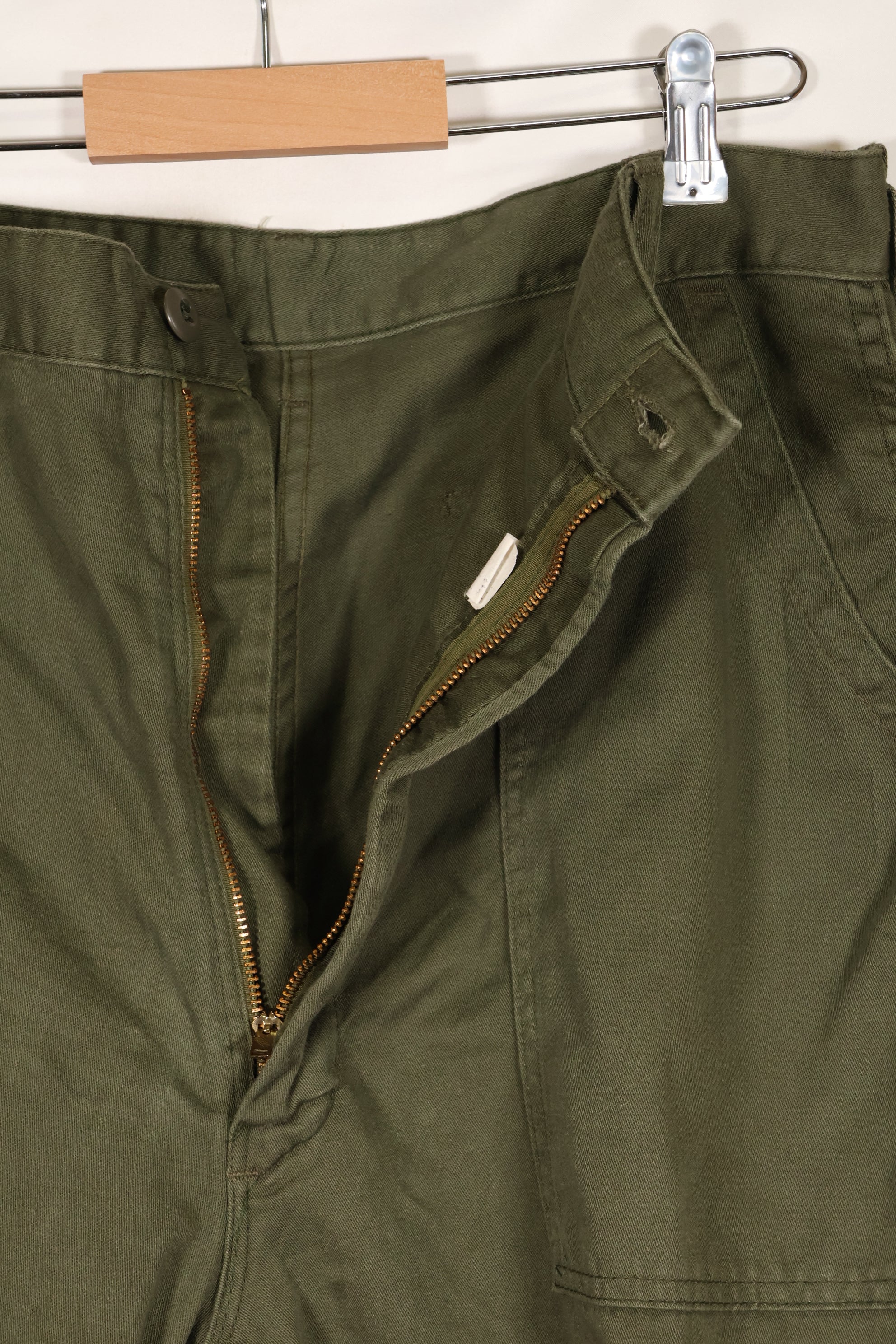 20 世纪 60-70 年代末的一批物品，推测为 PX 物品 36 x 32 OG-107 实用长裤 贝克裤，使用过。