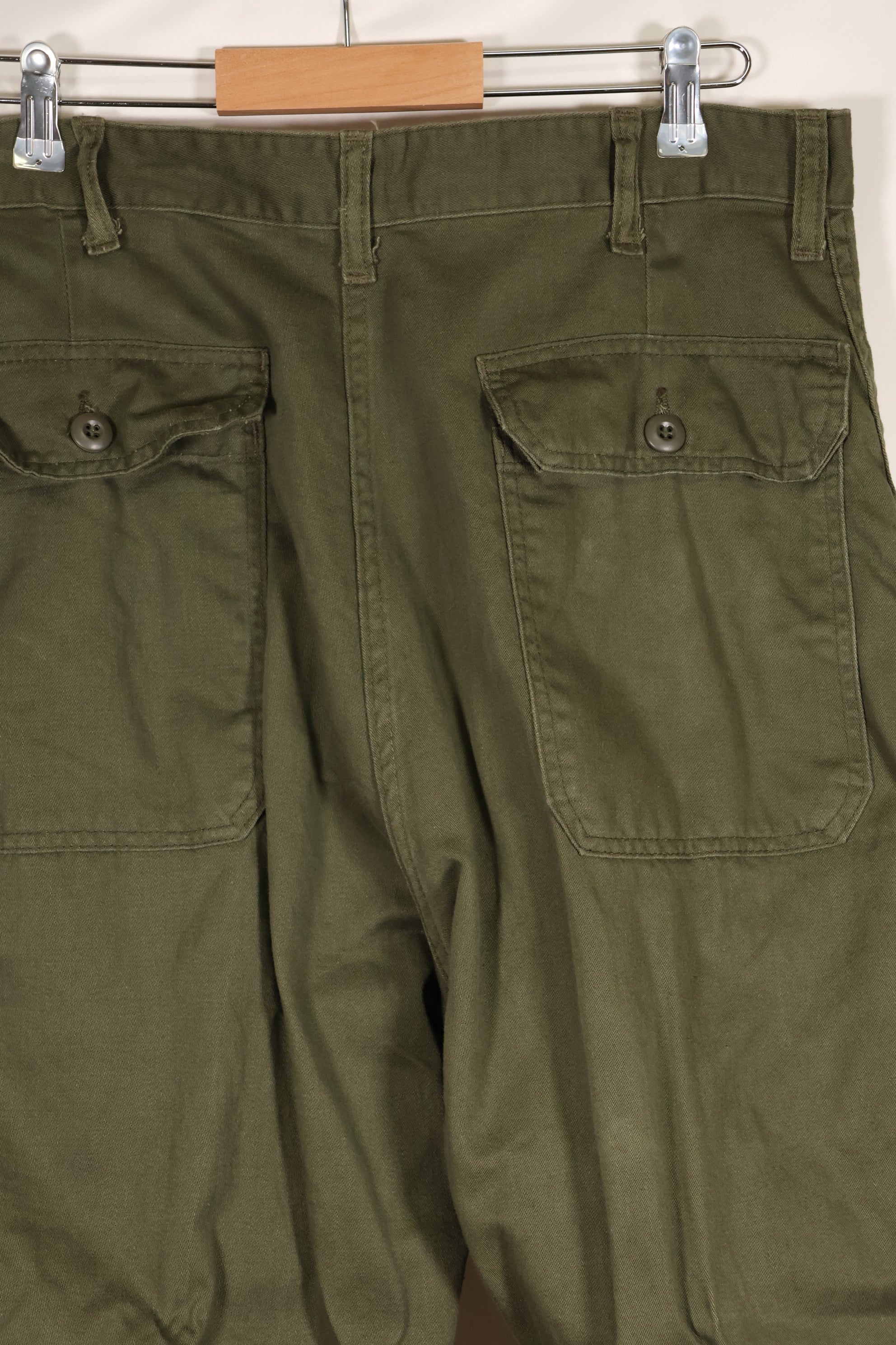 20 世纪 60-70 年代末的一批物品，推测为 PX 物品 36 x 32 OG-107 实用长裤 贝克裤，使用过。