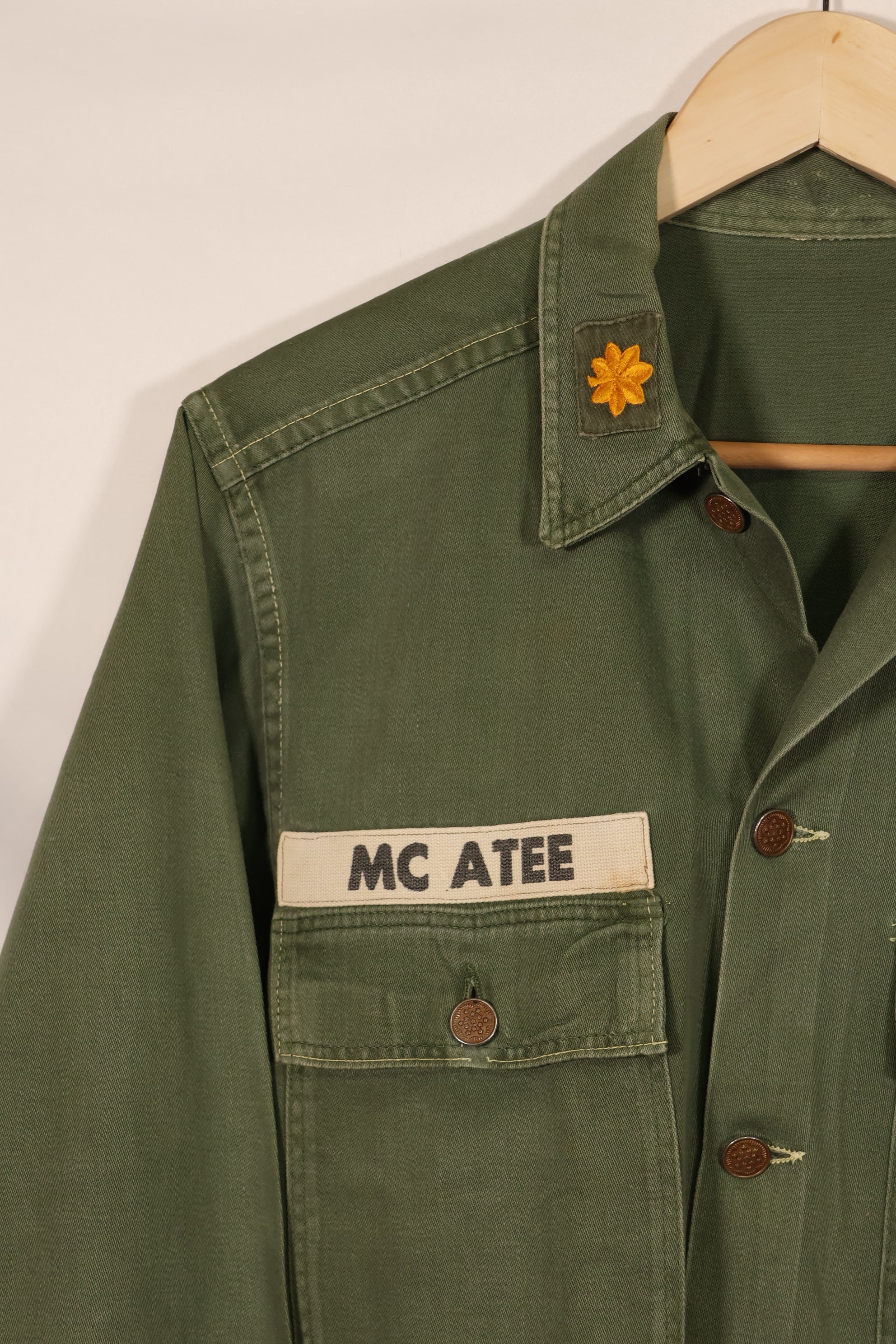 Real 1950s U.S. Army OG-107 utility shirt, metal buttons, used, patch retrofitted.