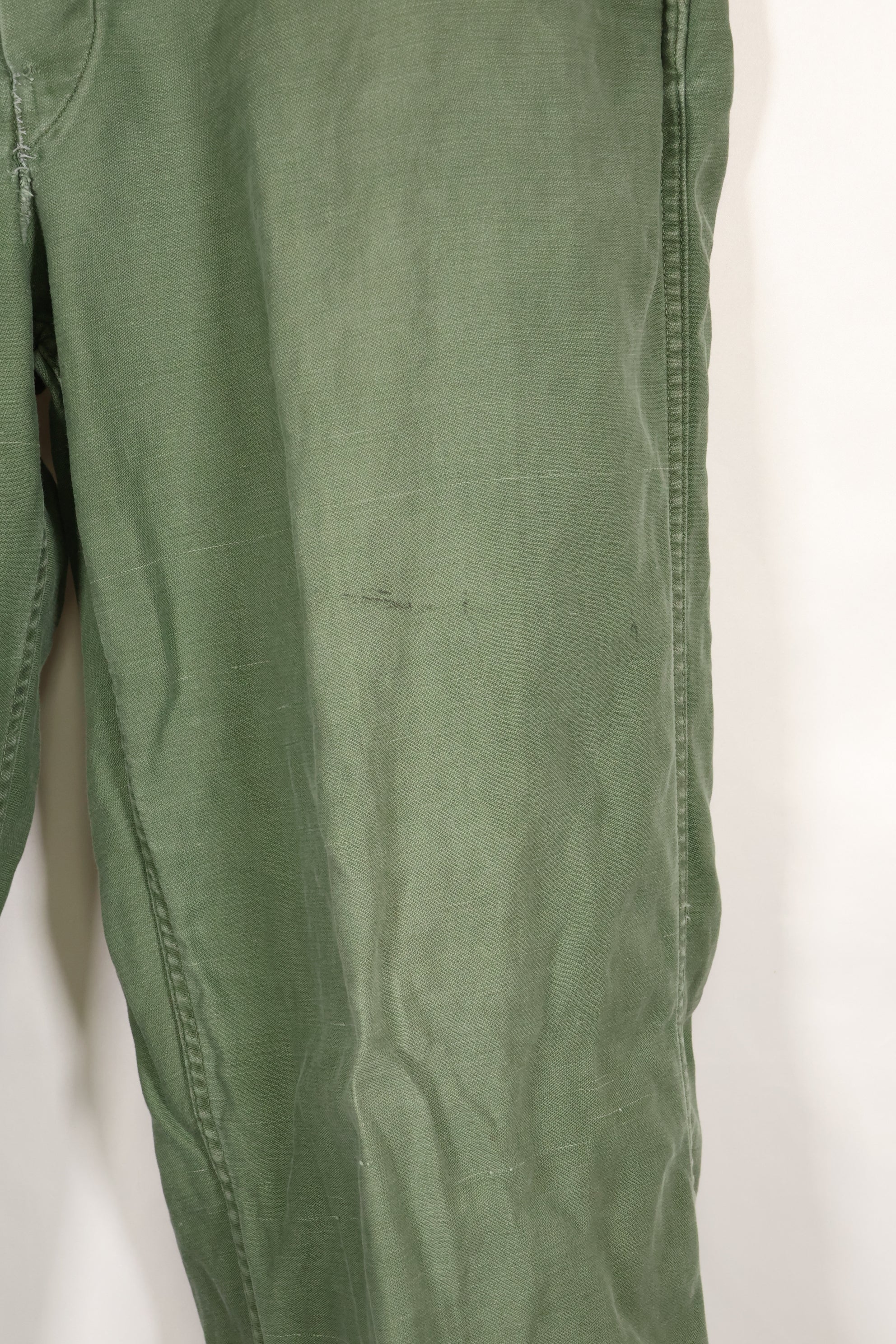 1950 年代至 1960 年代，估计约有 34 条美国海军陆战队 P-56 通用长裤。