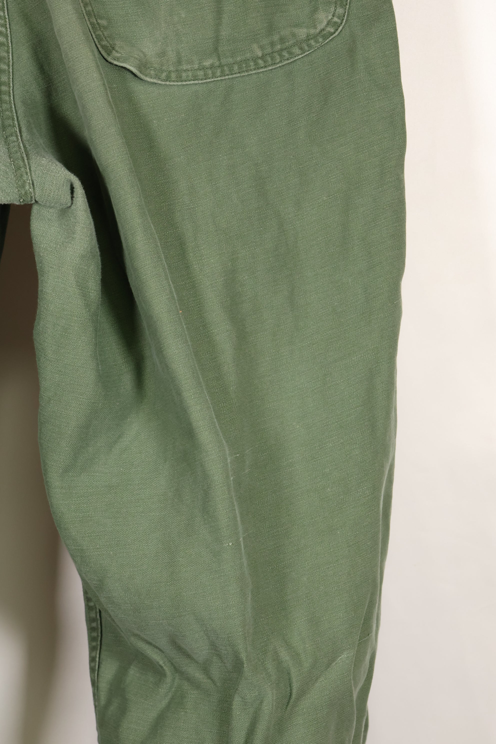 1950 年代至 1960 年代，估计约有 34 条美国海军陆战队 P-56 通用长裤。