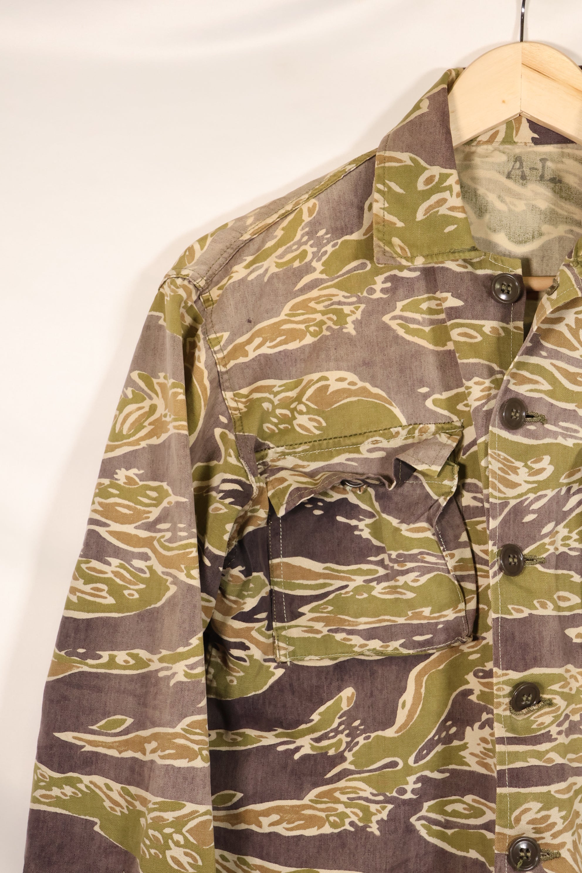真正的战争后期虎纹衬衫，厚重布料，褪色，二手货。