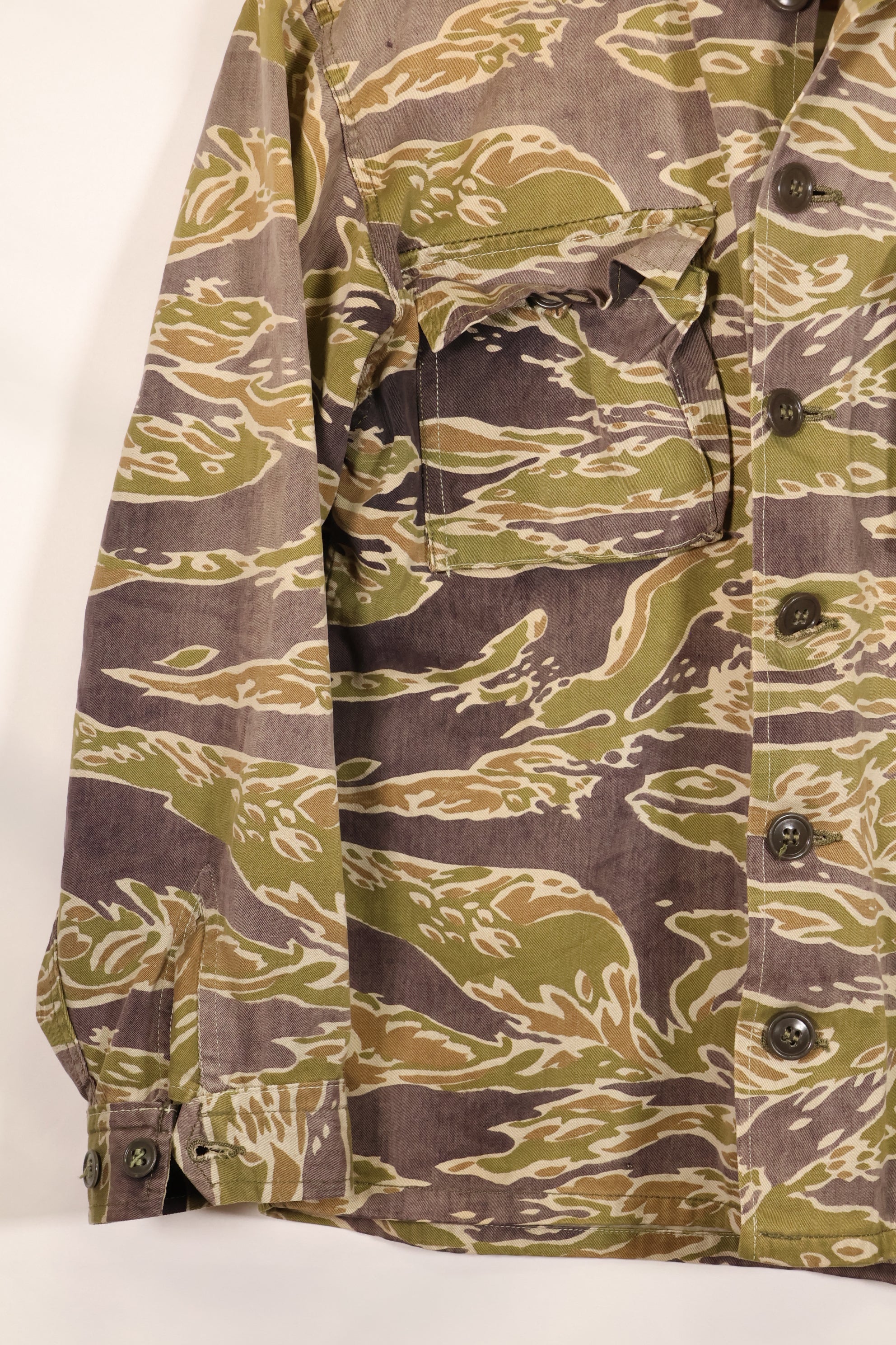 真正的战争后期虎纹衬衫，厚重布料，褪色，二手货。