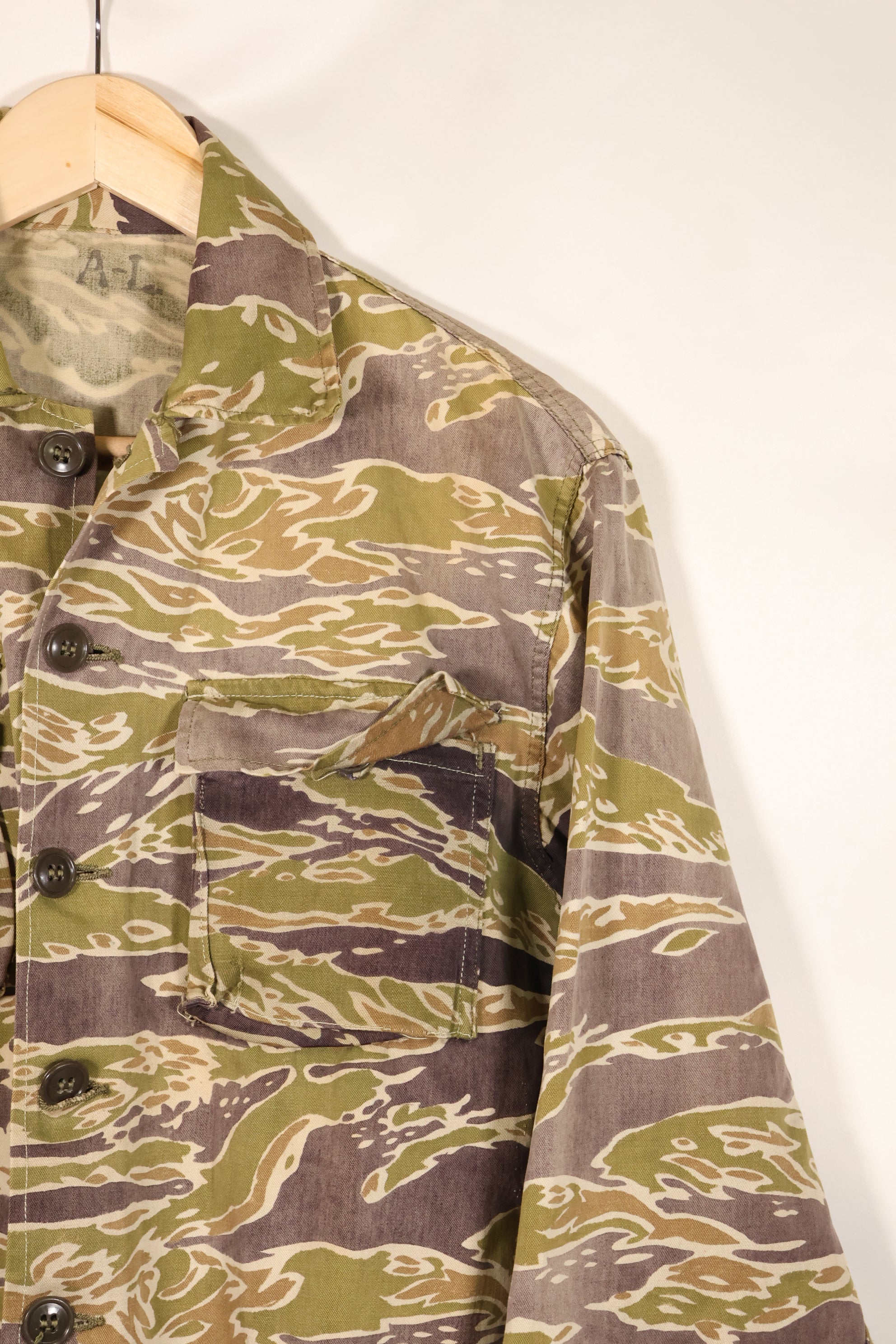 真正的战争后期虎纹衬衫，厚重布料，褪色，二手货。