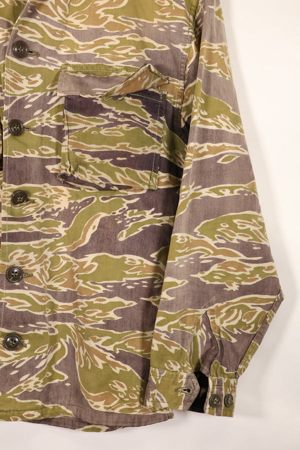 真正的战争后期虎纹衬衫，厚重布料，褪色，二手货。