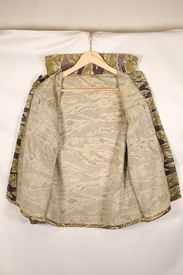 真正的战争后期虎纹衬衫，厚重布料，褪色，二手货。