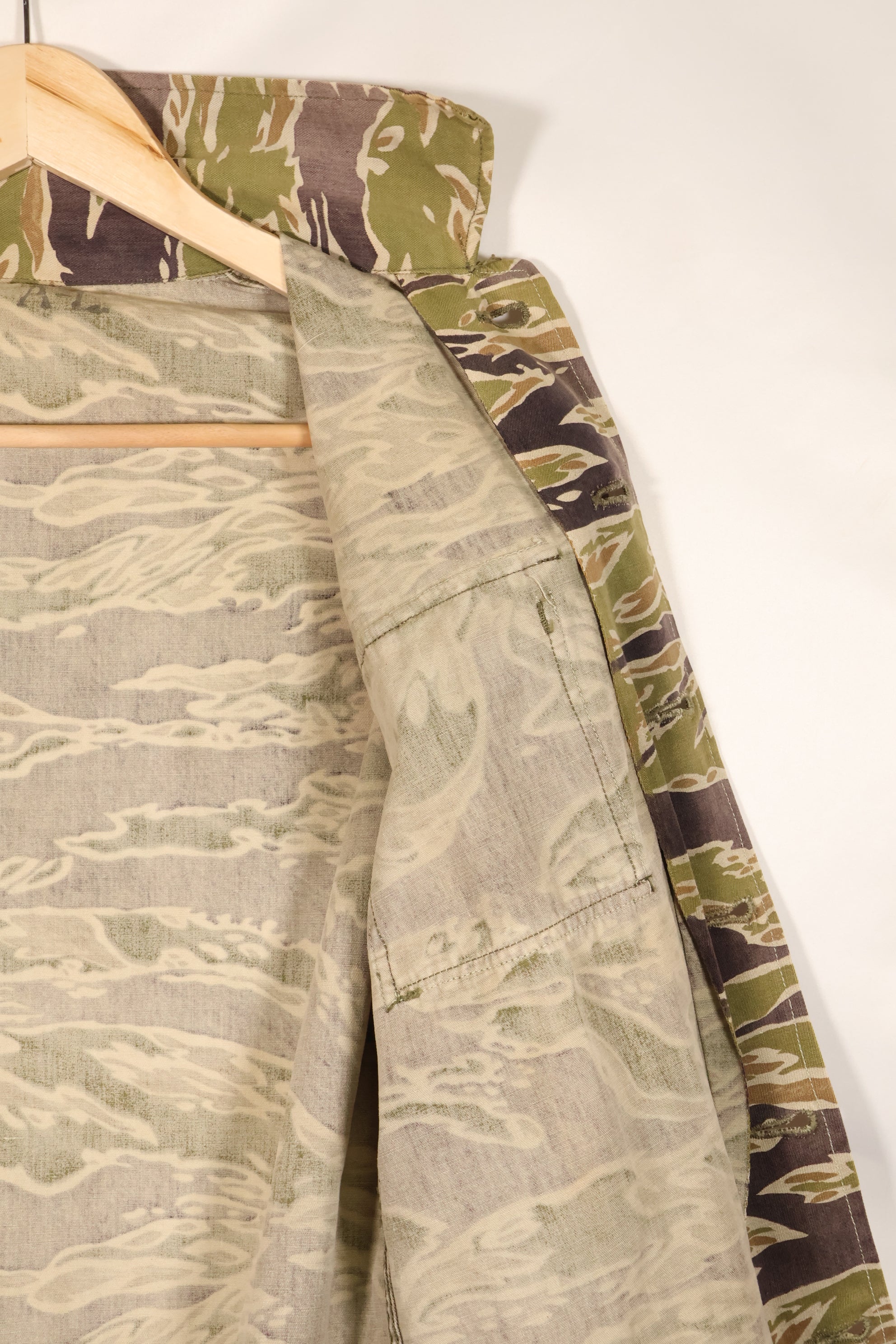 真正的战争后期虎纹衬衫，厚重布料，褪色，二手货。