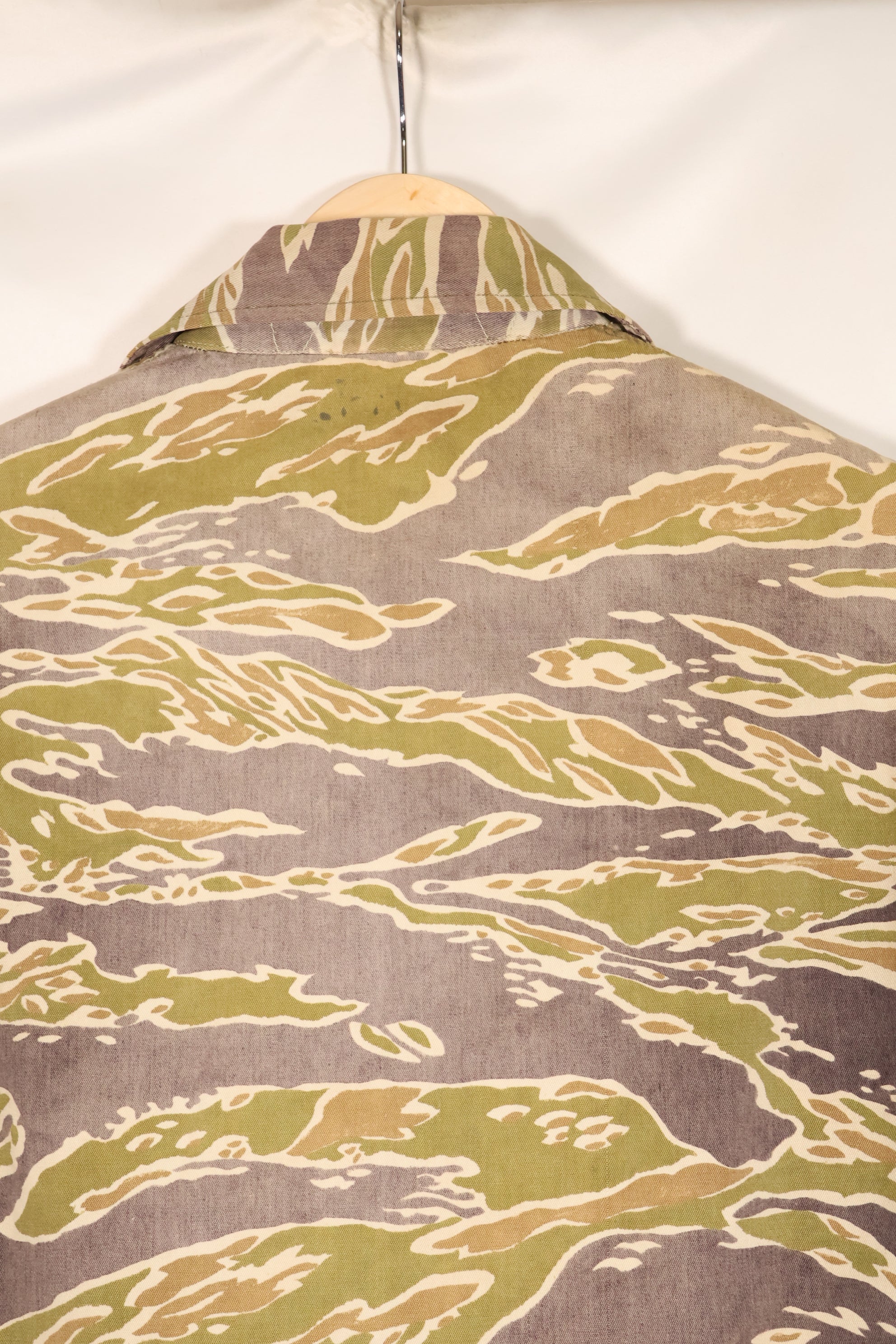 真正的战争后期虎纹衬衫，厚重布料，褪色，二手货。