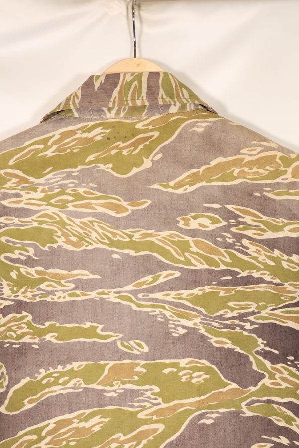 真正的战争后期虎纹衬衫，厚重布料，褪色，二手货。