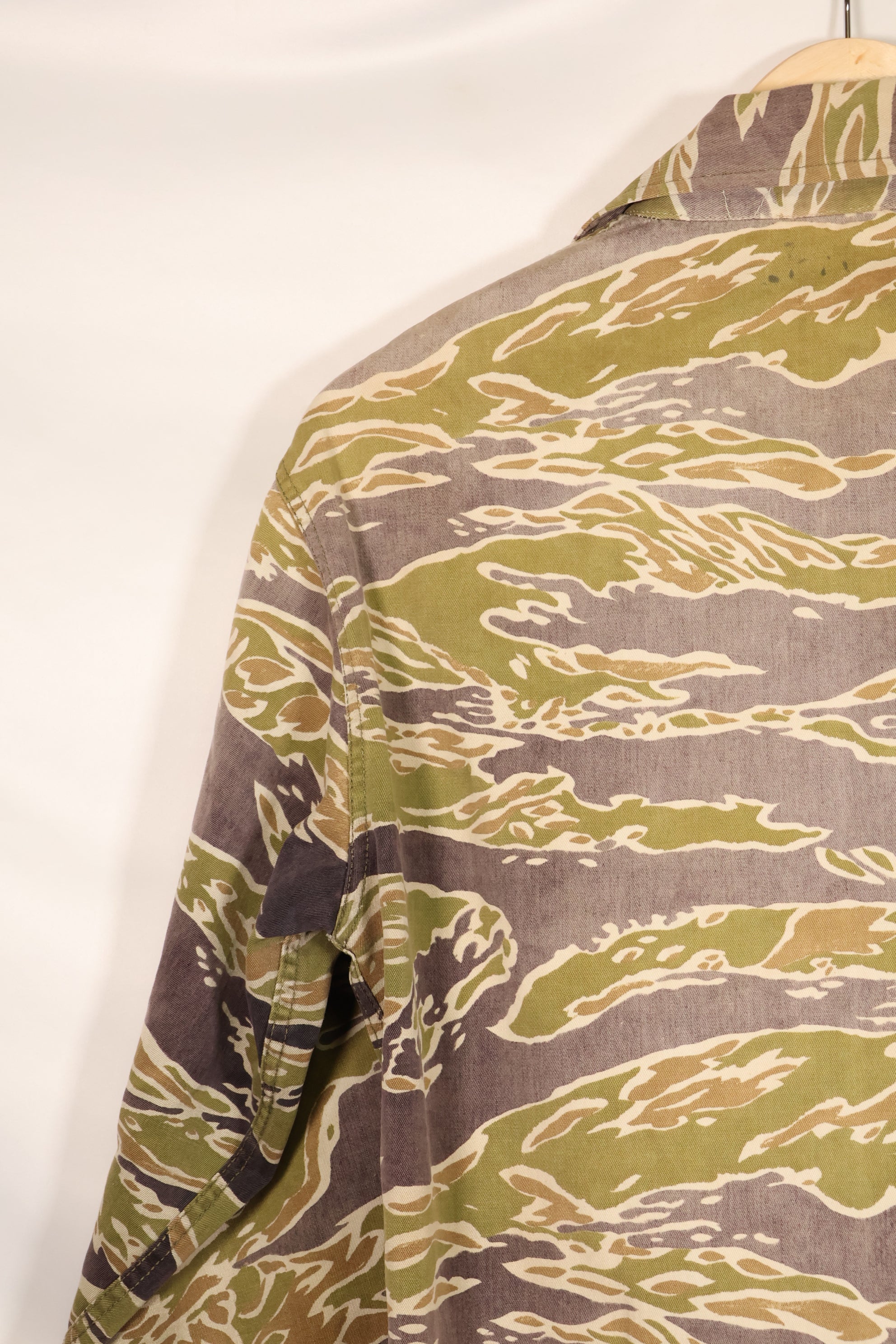 真正的战争后期虎纹衬衫，厚重布料，褪色，二手货。