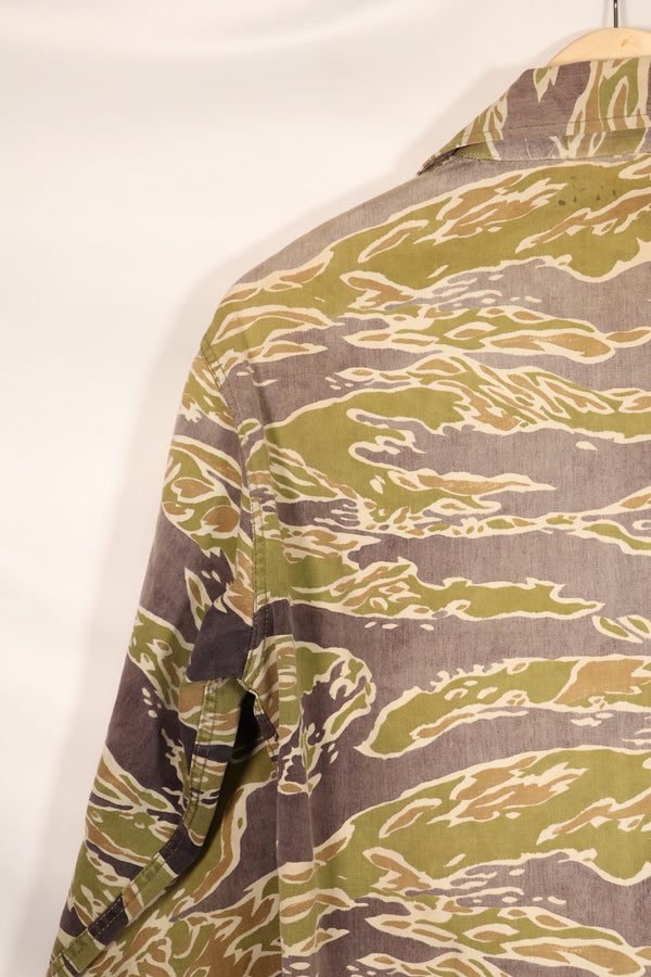 真正的战争后期虎纹衬衫，厚重布料，褪色，二手货。