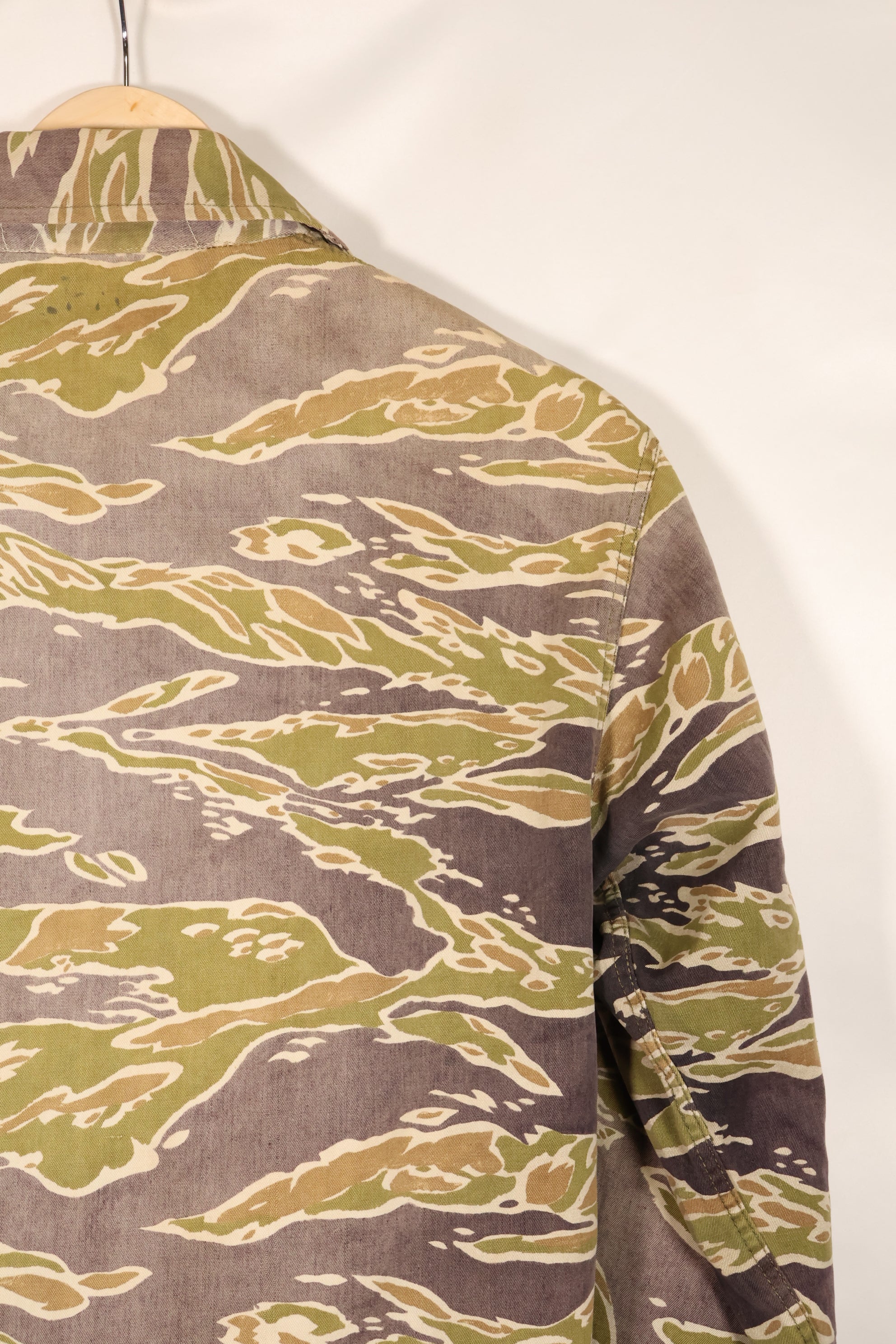 真正的战争后期虎纹衬衫，厚重布料，褪色，二手货。