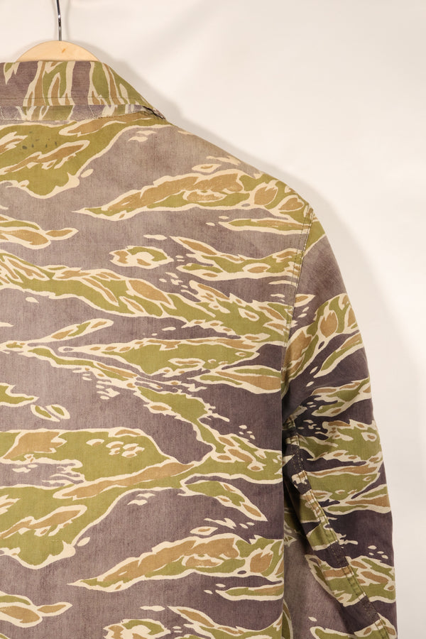 真正的战争后期虎纹衬衫，厚重布料，褪色，二手货。