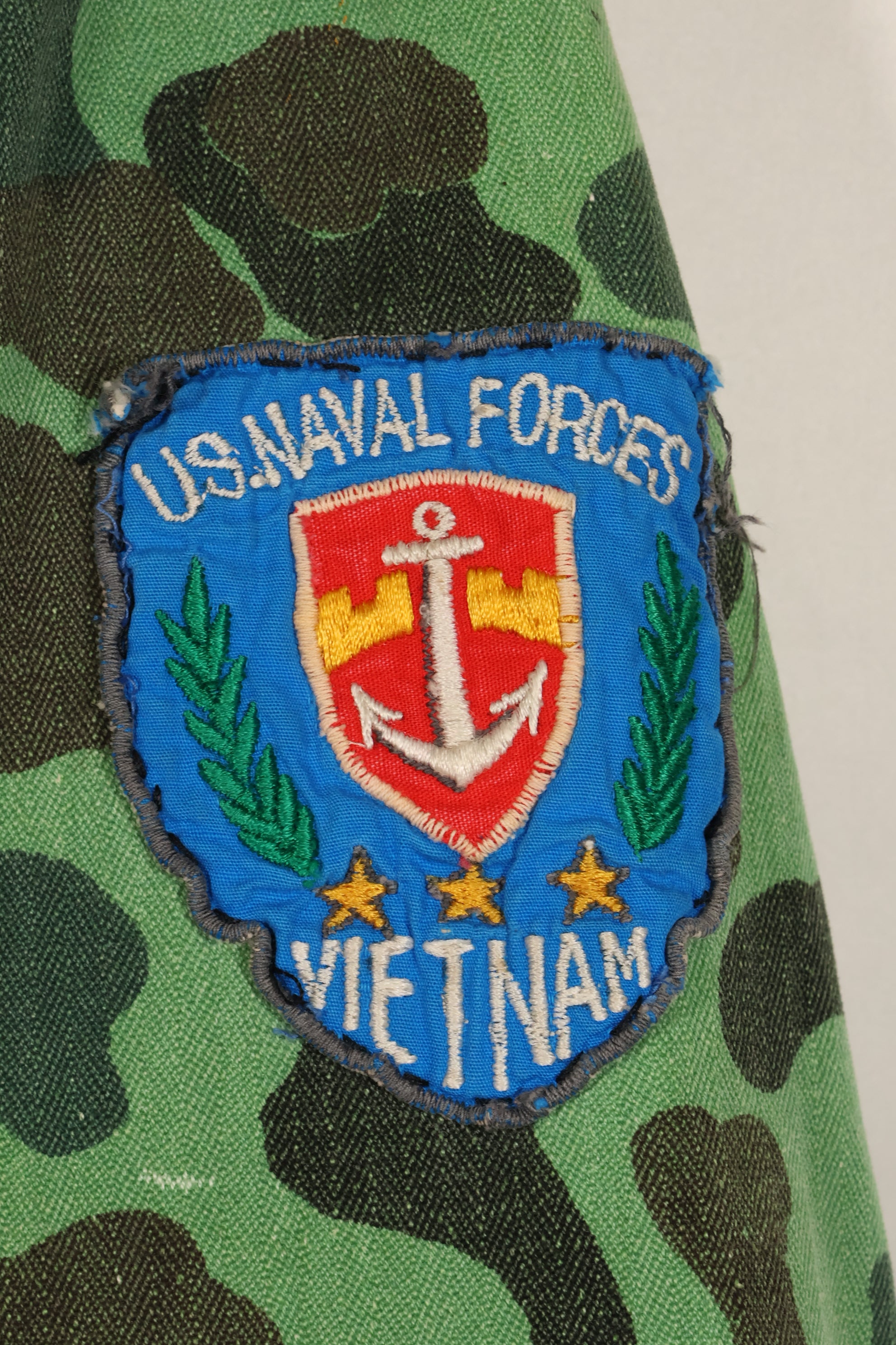 20 世纪 60 年代末-70 年代初美国海军顾问衬衫，蛙皮迷彩，当地采购，二手货。