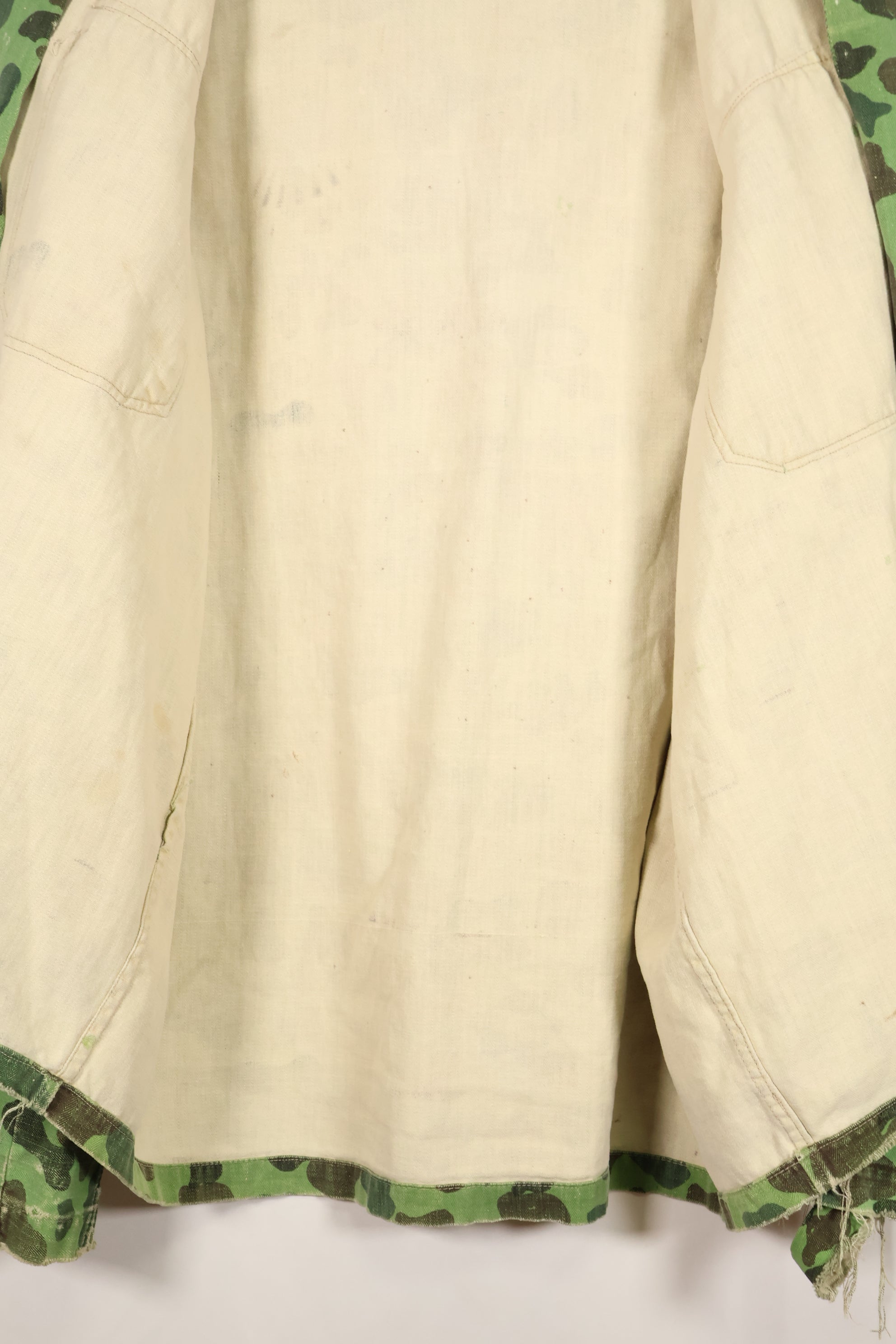 20 世纪 60 年代末-70 年代初美国海军顾问衬衫，蛙皮迷彩，当地采购，二手货。