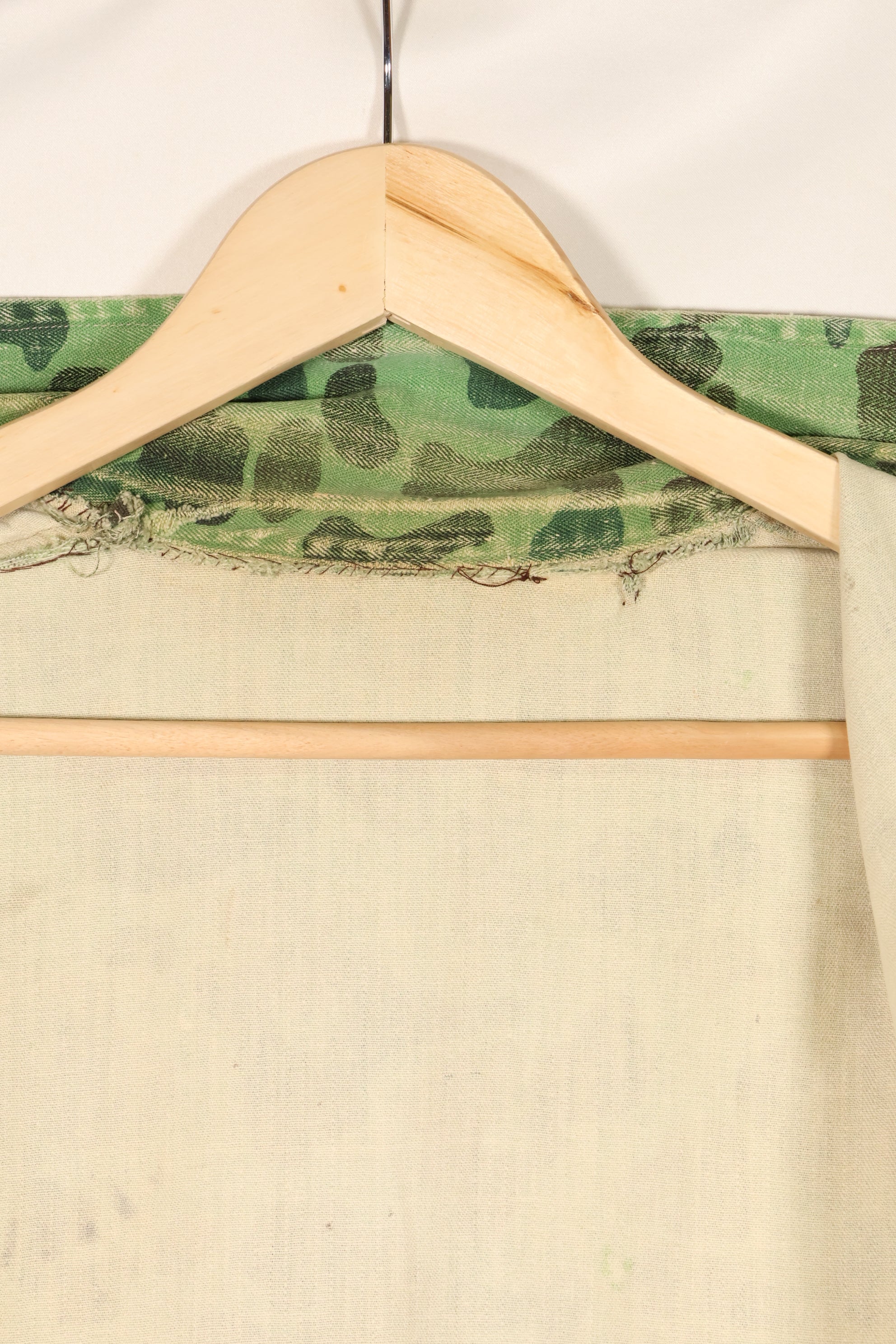 20 世纪 60 年代末-70 年代初美国海军顾问衬衫，蛙皮迷彩，当地采购，二手货。